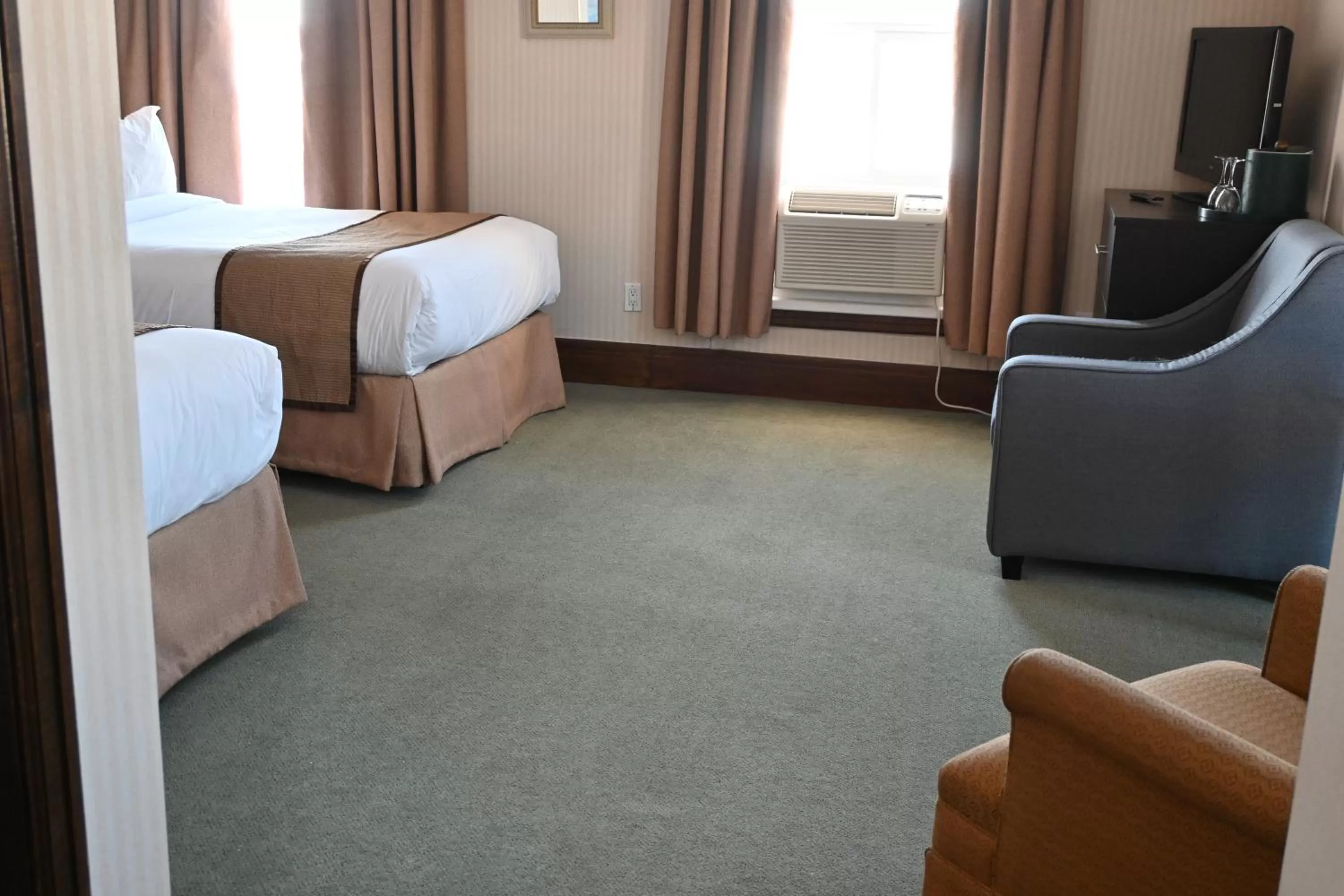 Bed in The Gananoque Inn