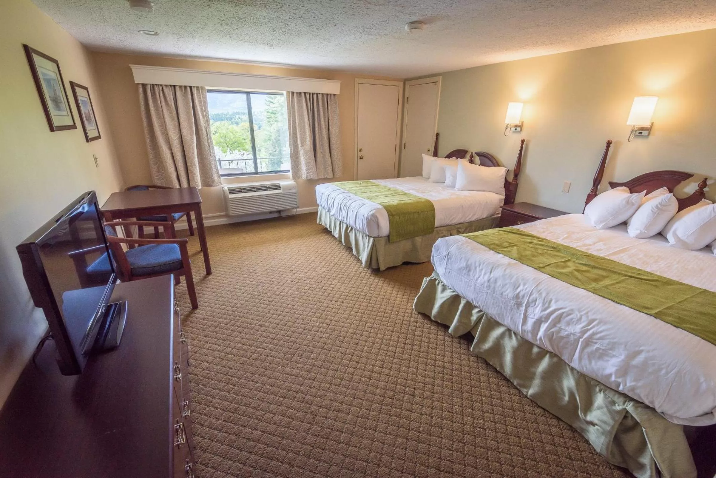 Photo of the whole room, Bed in Fox Ridge Resort