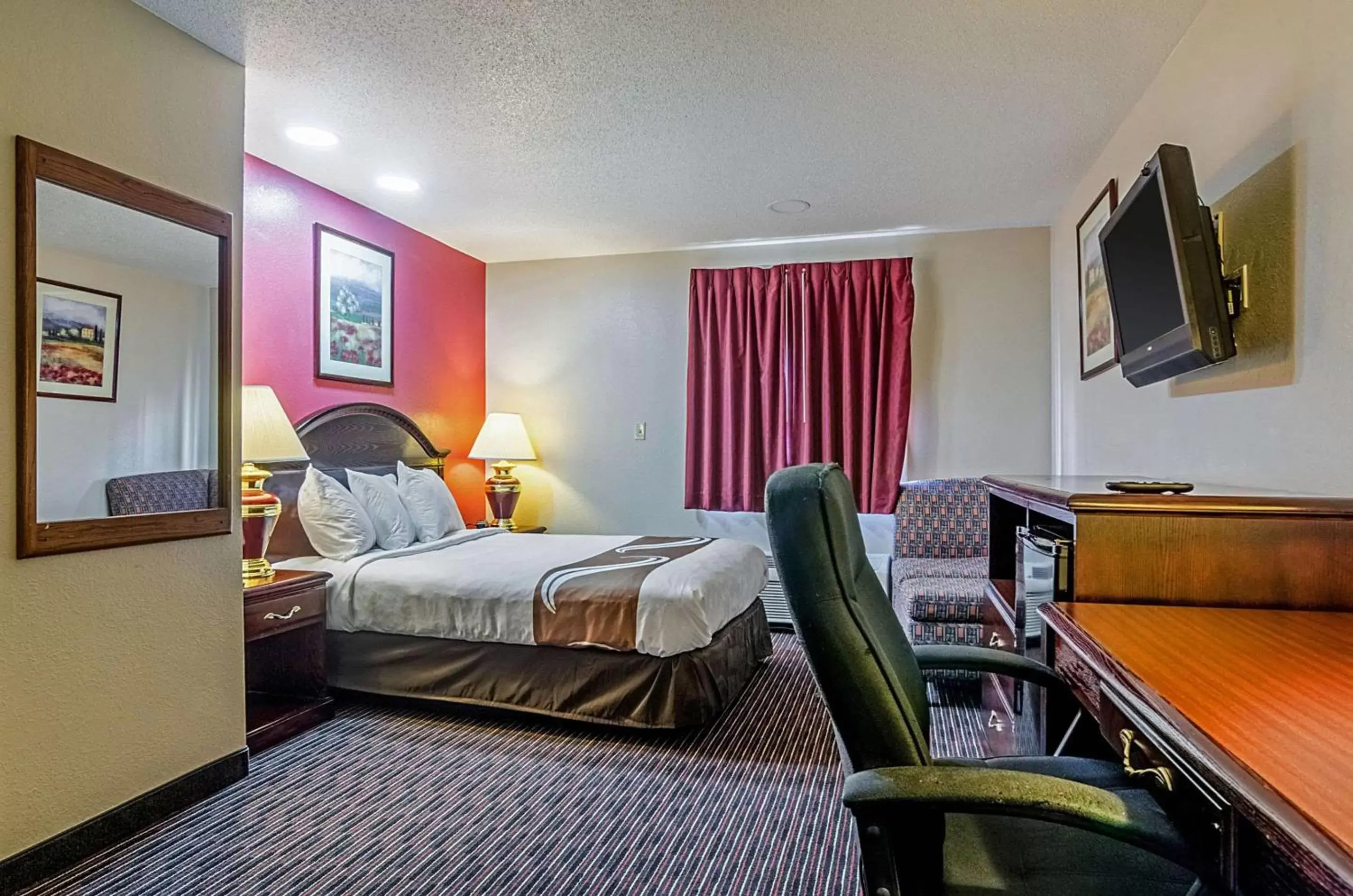 Photo of the whole room in Quality Inn South