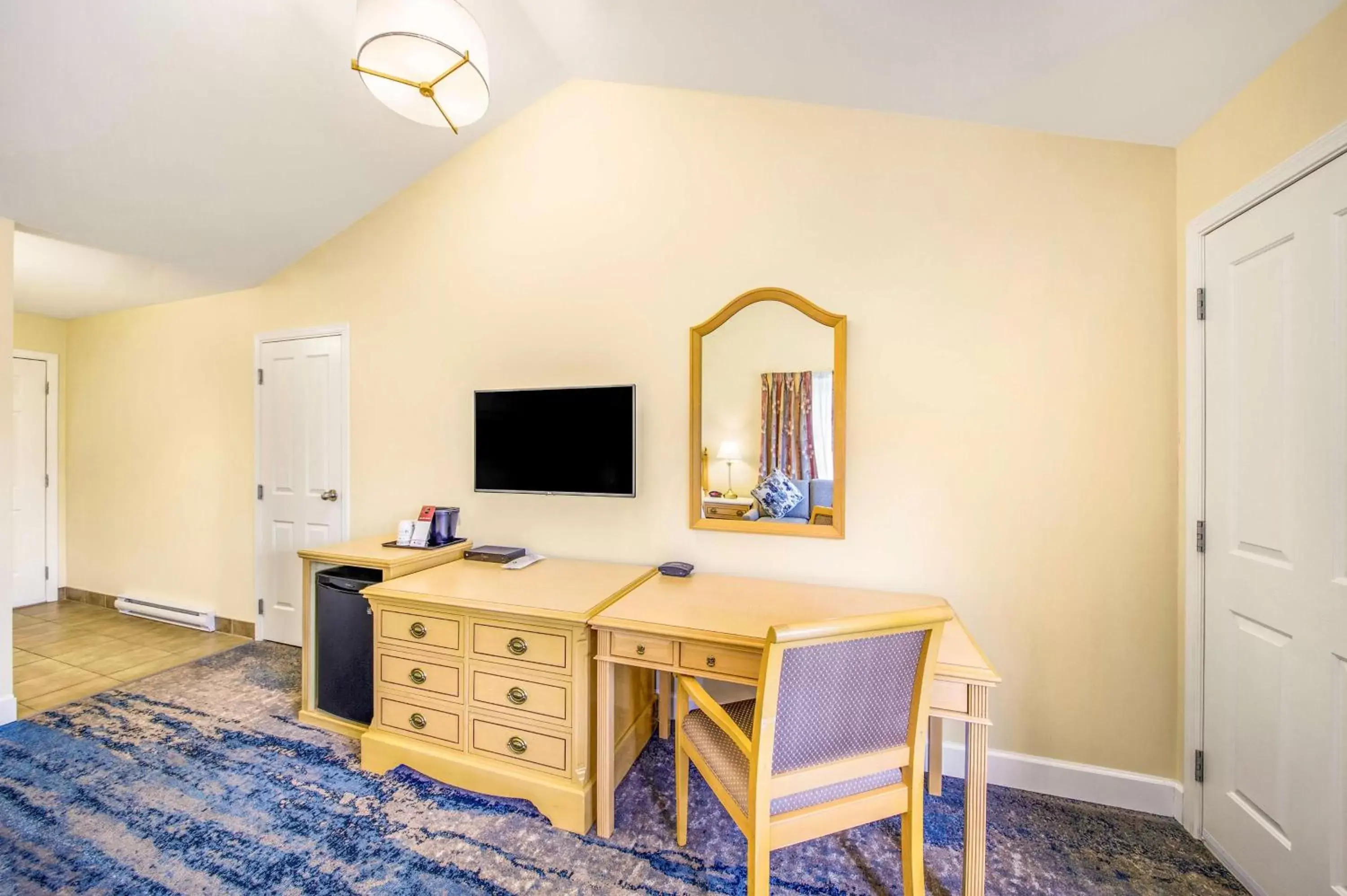 Bedroom, TV/Entertainment Center in Kootenay Lakeview Resort BW Signature Collection