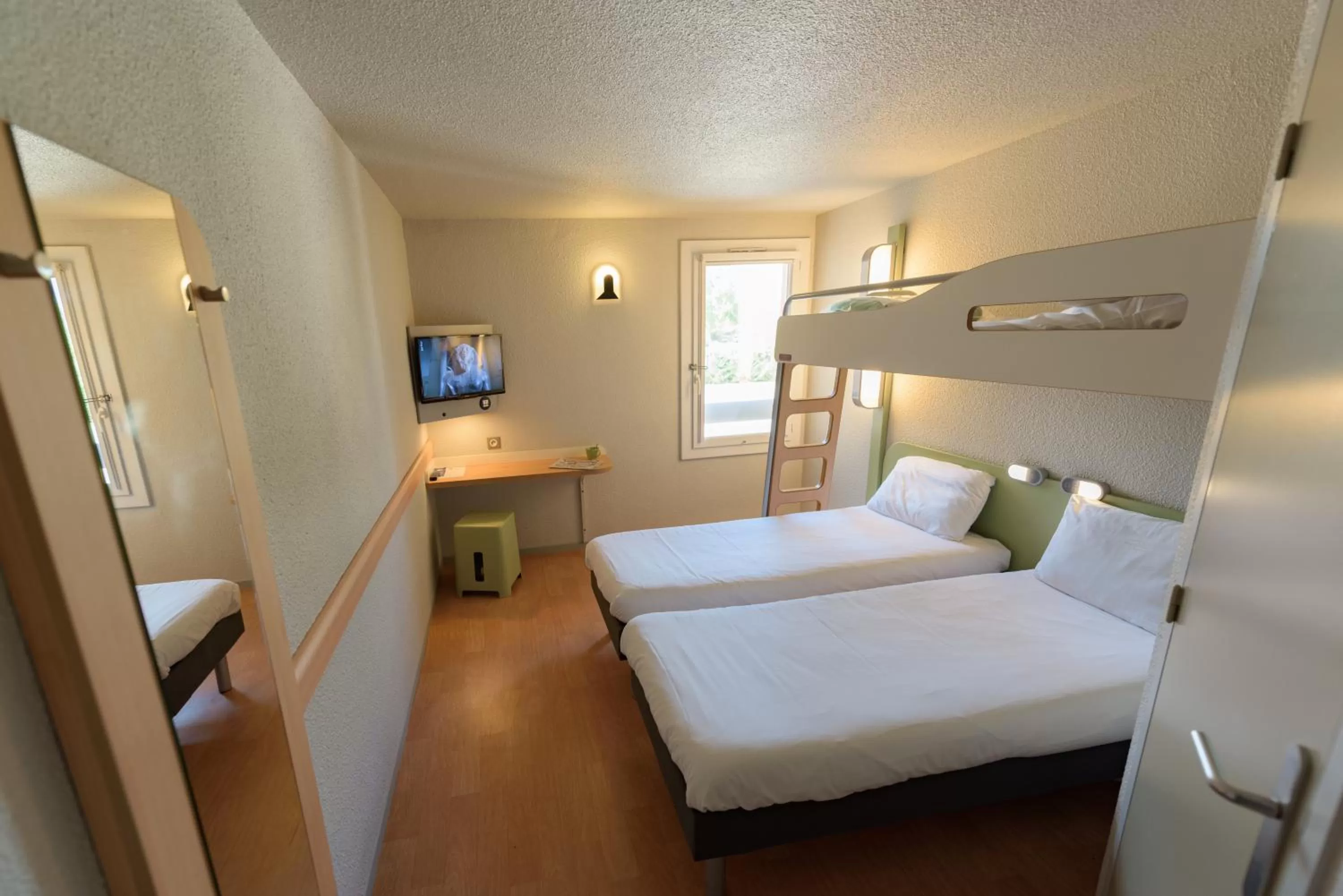 Photo of the whole room, Bed in Ibis Budget Avignon Nord