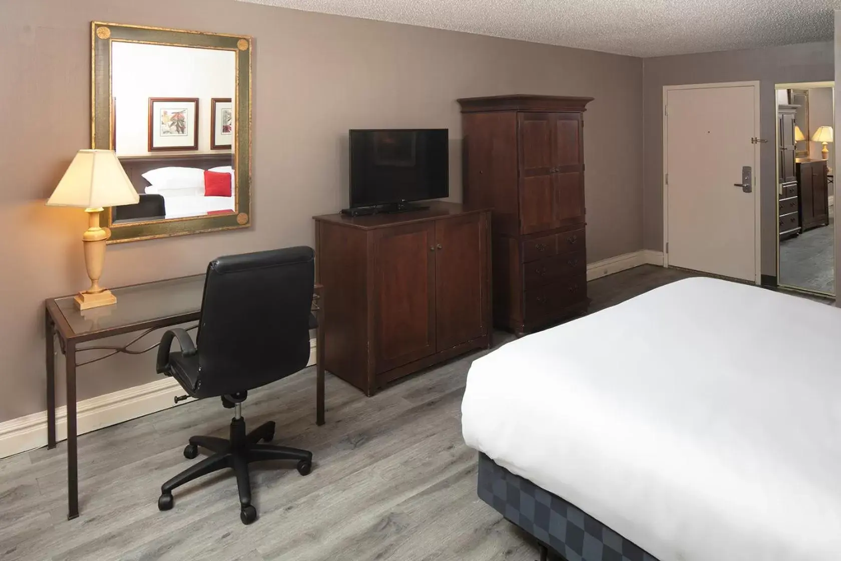 TV and multimedia, TV/Entertainment Center in Red Lion Hotel Pocatello