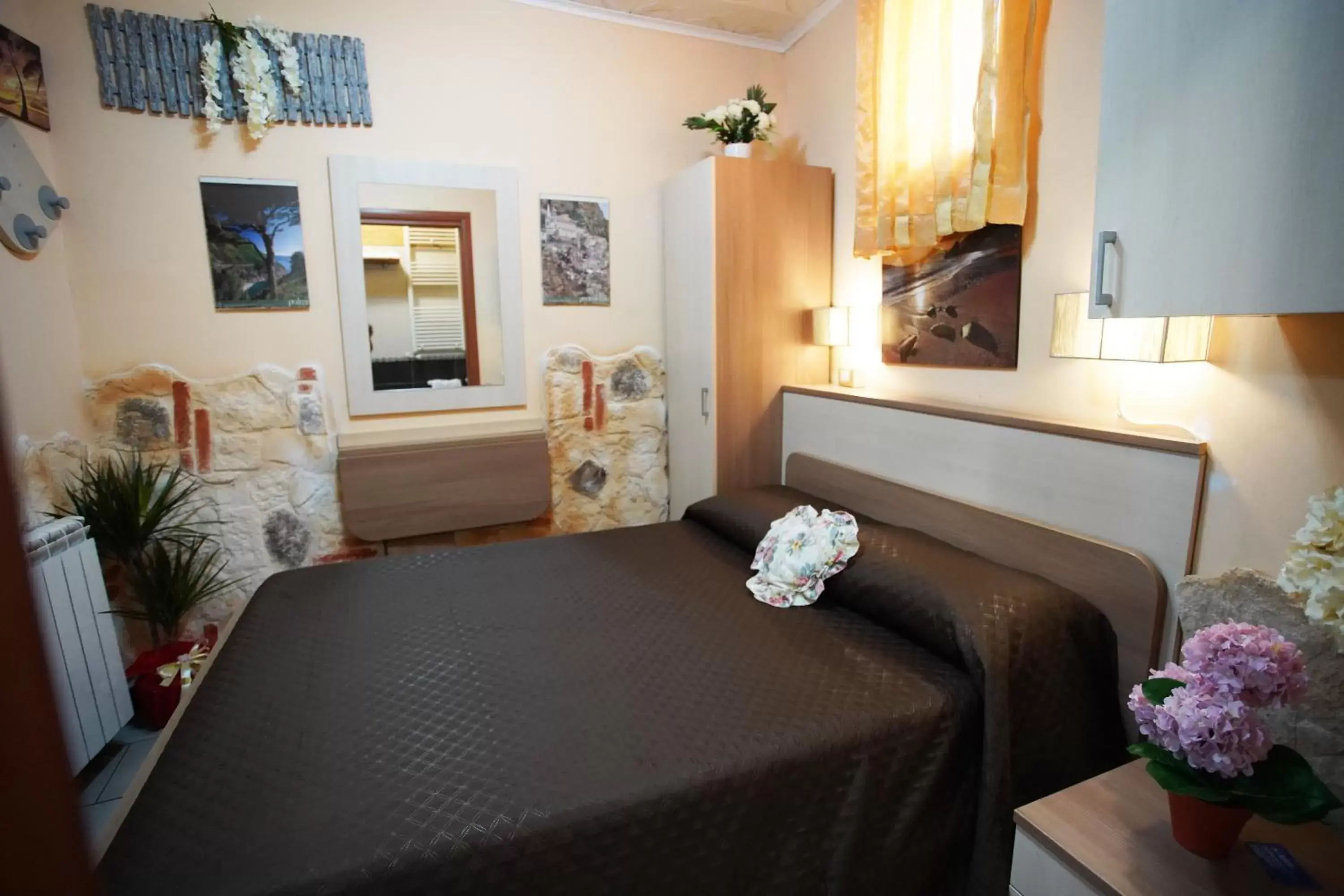Photo of the whole room, Bed in Golden Dreams Reggio Calabria