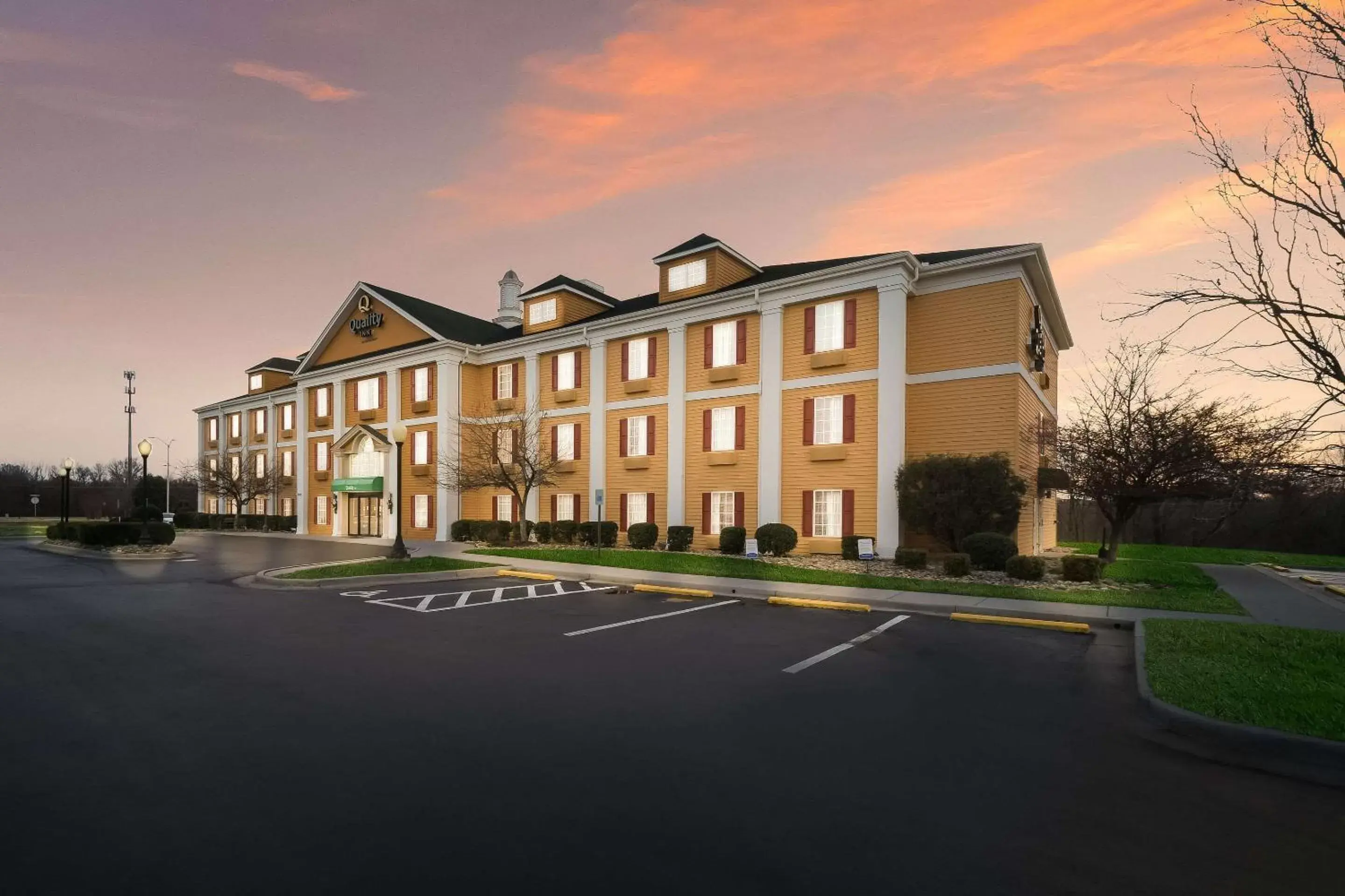 Property building in Quality Inn Alcoa Knoxville Property building in Quality Inn Alcoa Knoxville