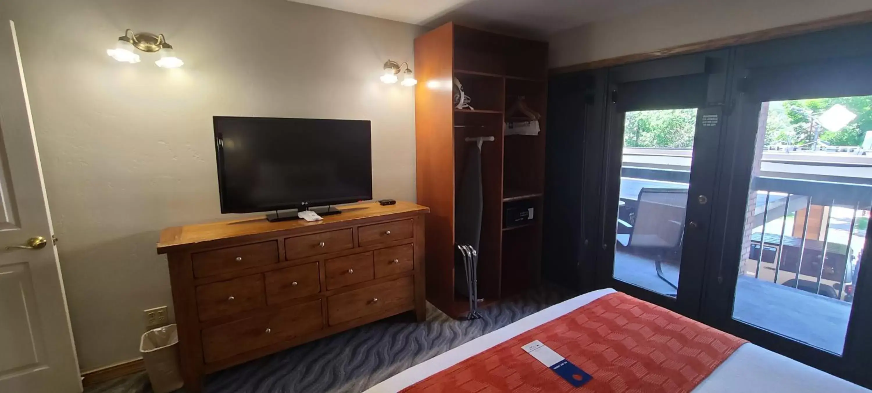 Bedroom, TV/Entertainment Center in Best Western Plus Rio Grande Inn