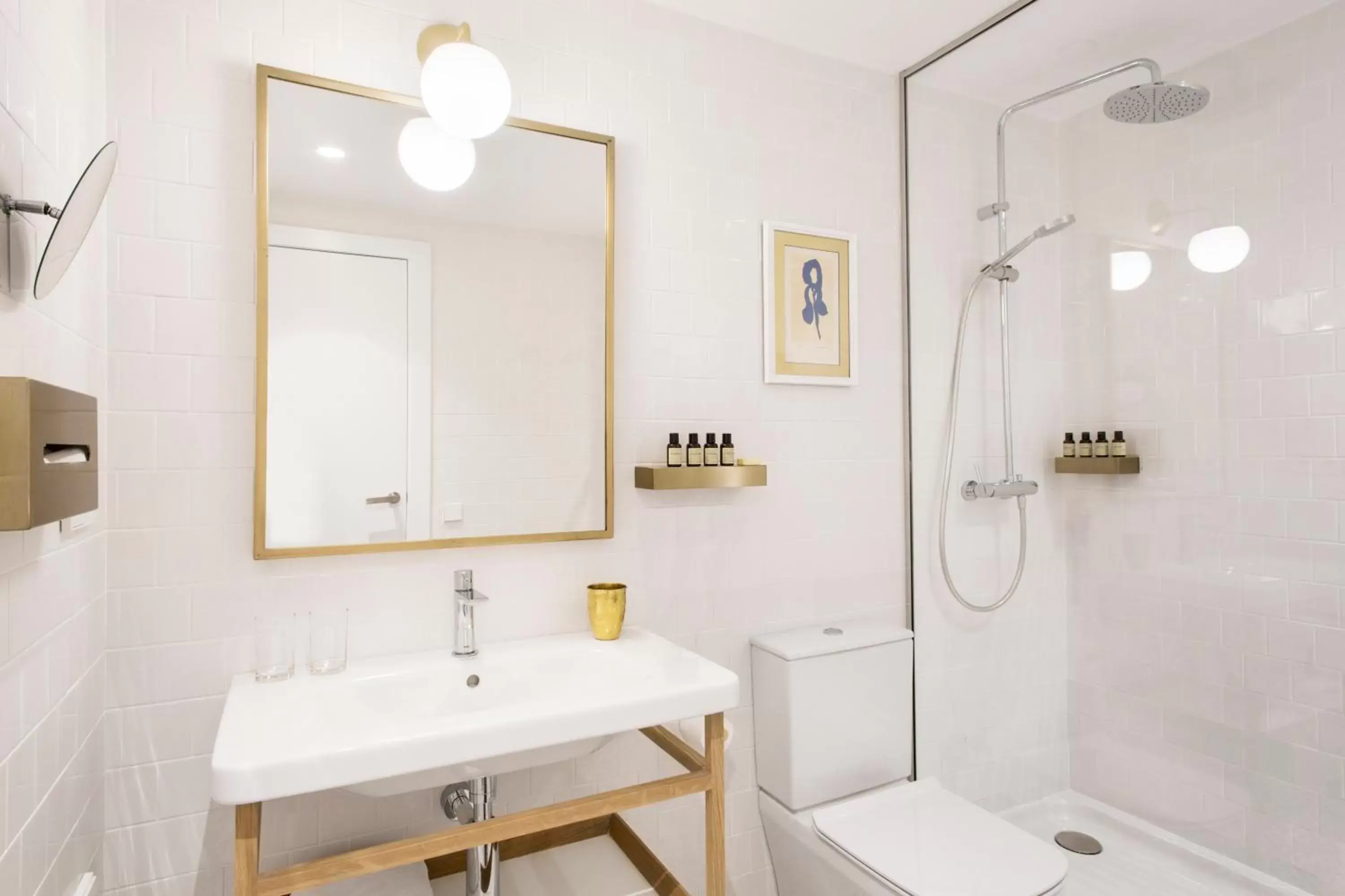 Toilet, Bathroom in Hotel Midmost by Majestic Hotel Group
