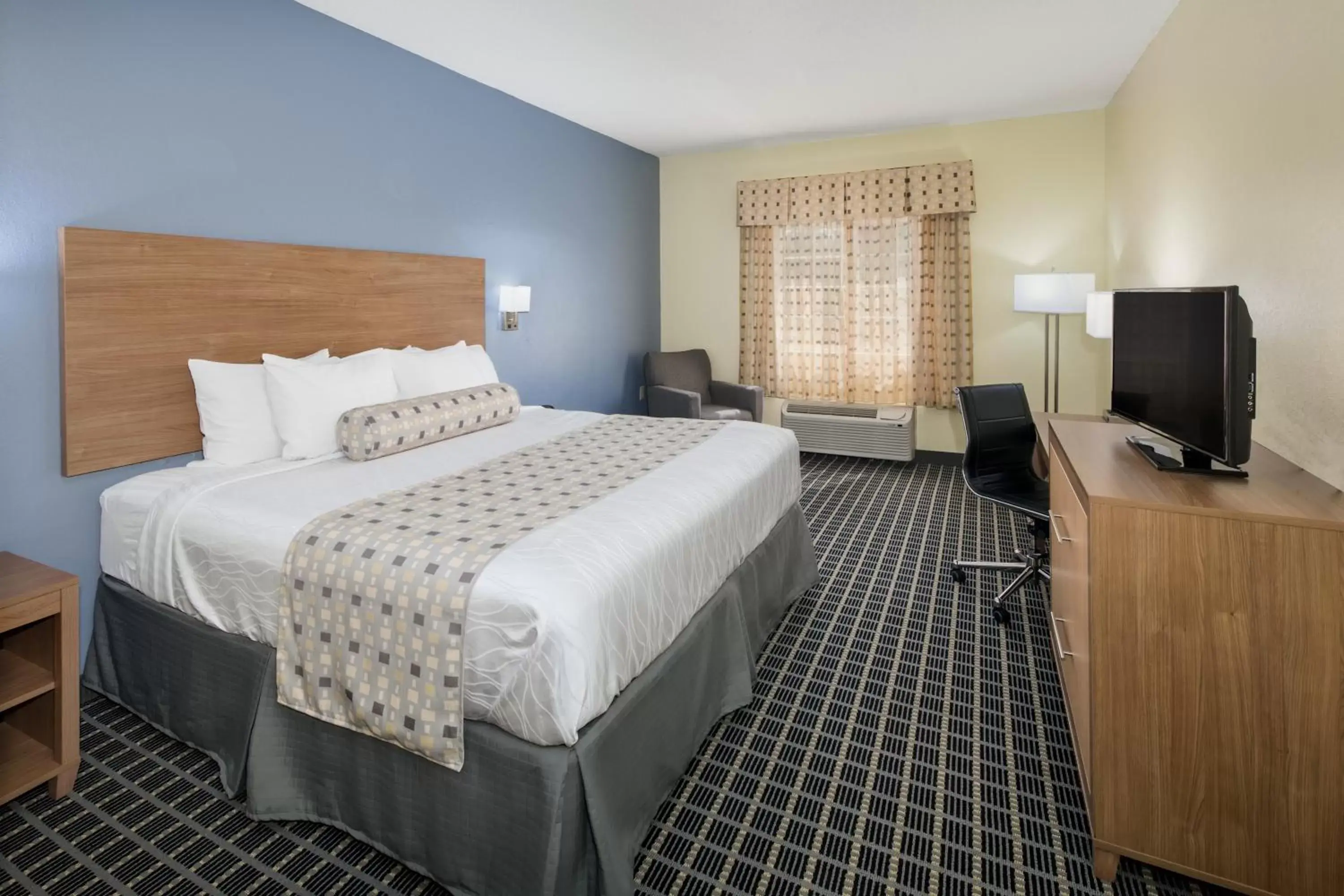 Photo of the whole room, Bed in Days Inn & Suites by Wyndham Union City