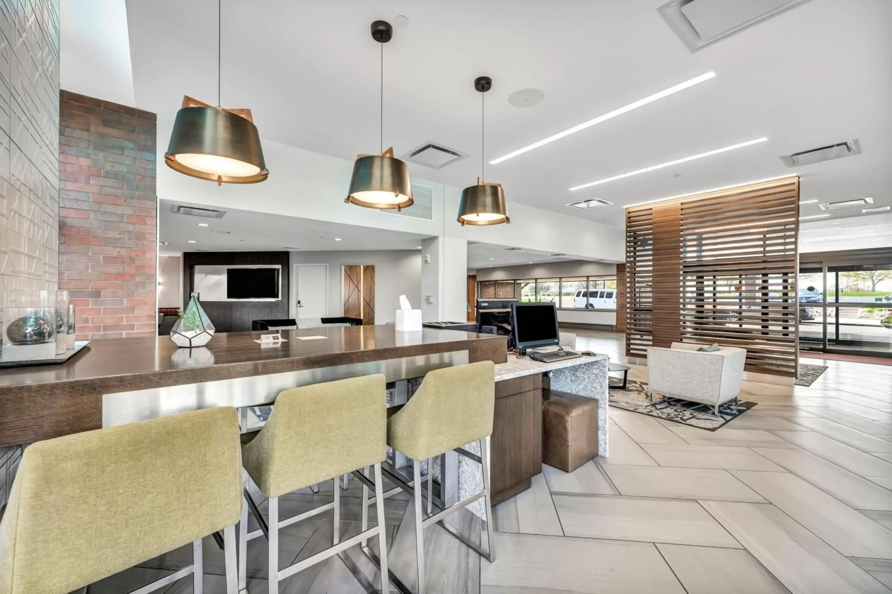 Lobby or reception, Kitchen/Kitchenette in Delta Hotels by Marriott Racine