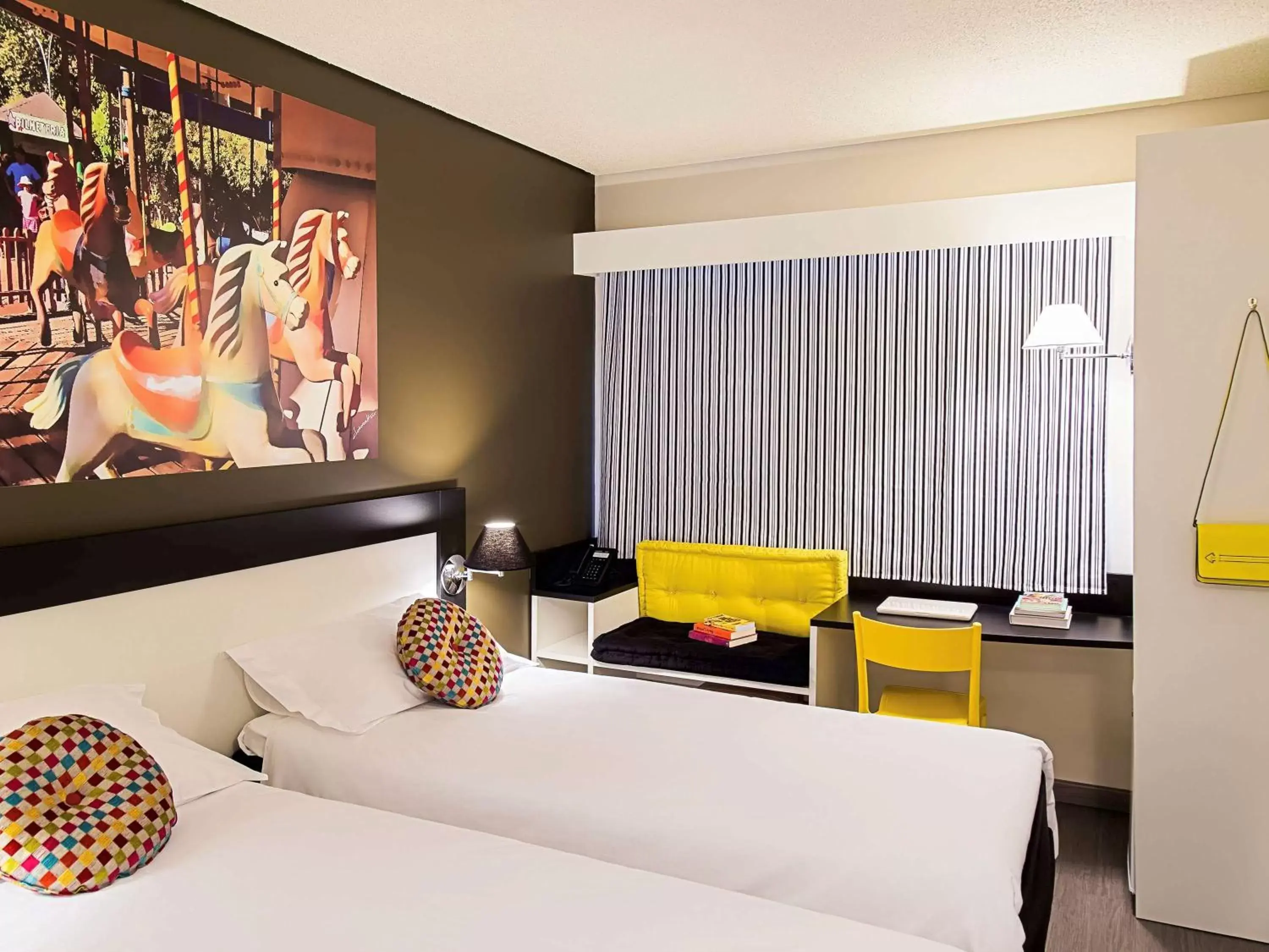 Photo of the whole room in Ibis Styles Porto Alegre Centro