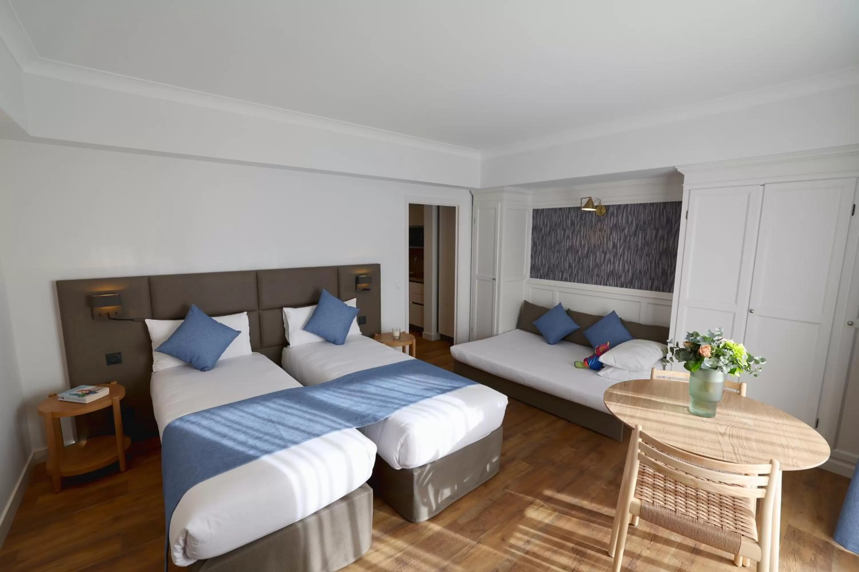 Photo of the whole room, Bed in Résidence Carlton - Rénovée avec Piscine