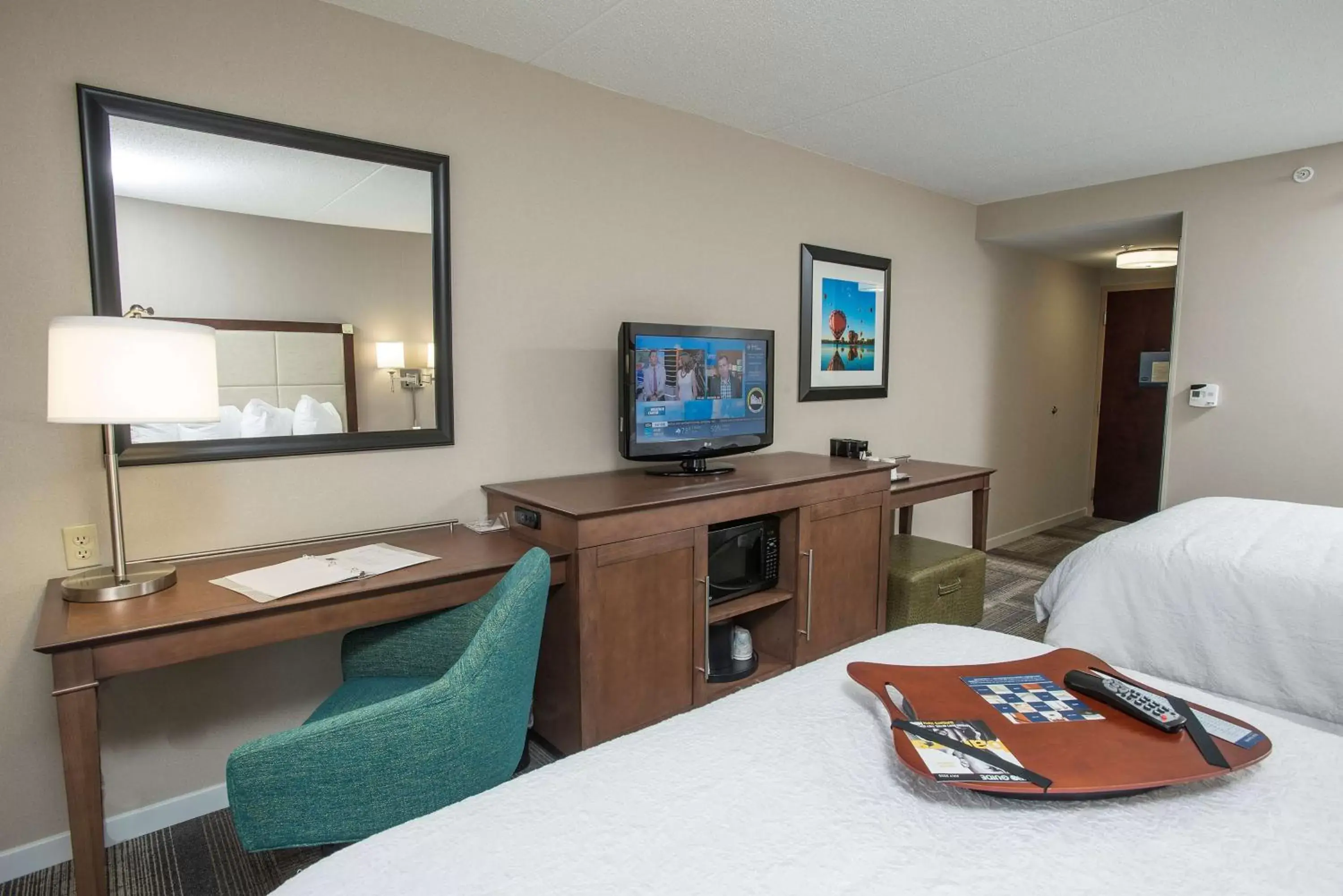Bedroom, TV/Entertainment Center in Hampton Inn & Suites Cincinnati-Union Centre