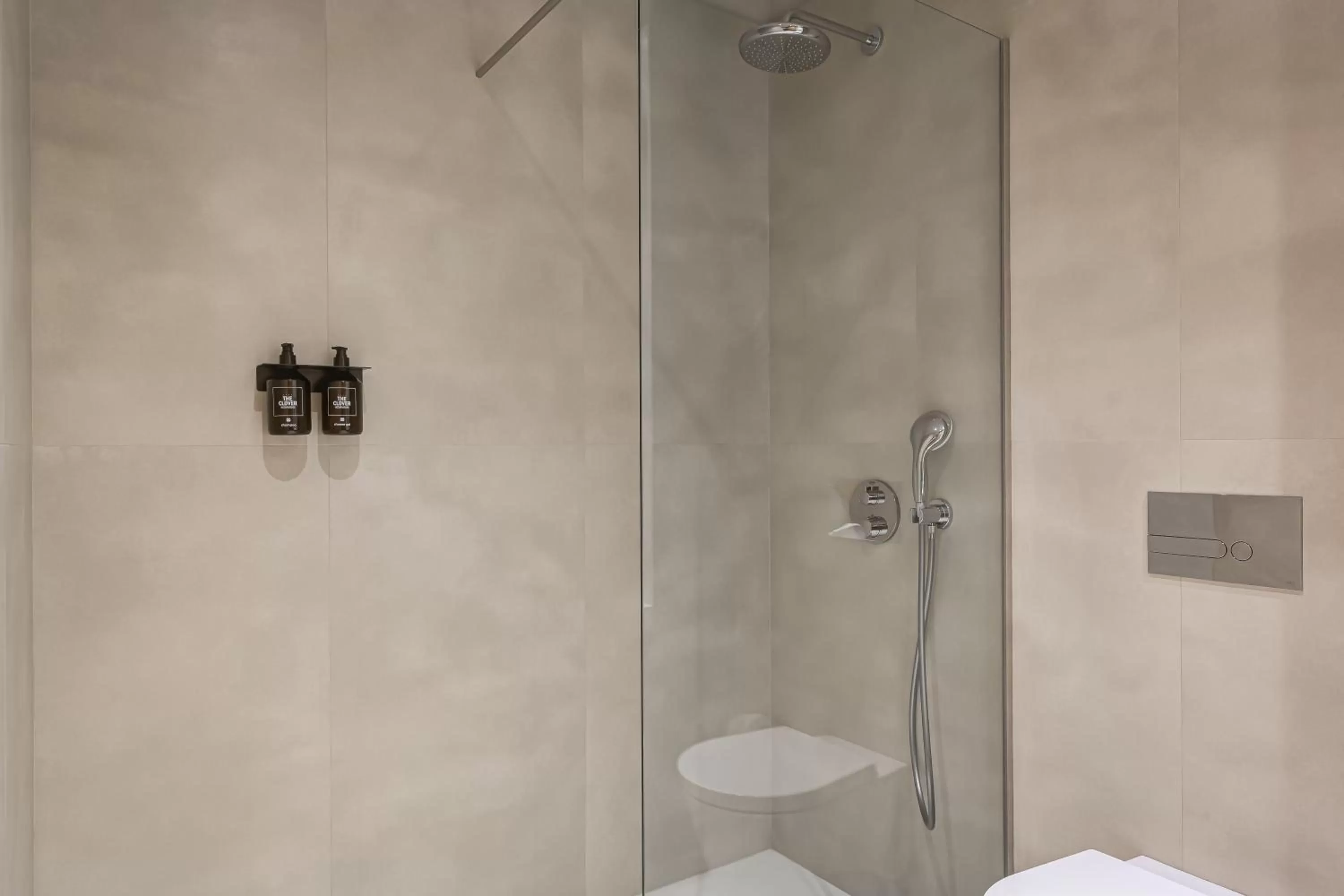 Shower in Acta The Clover