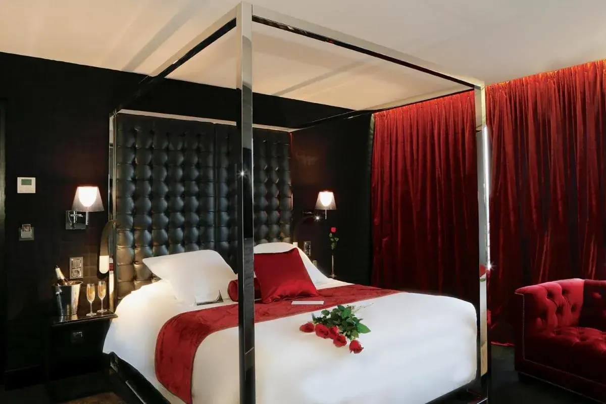 Photo of the whole room, Bed in Oz'Inn Hôtel & Spa