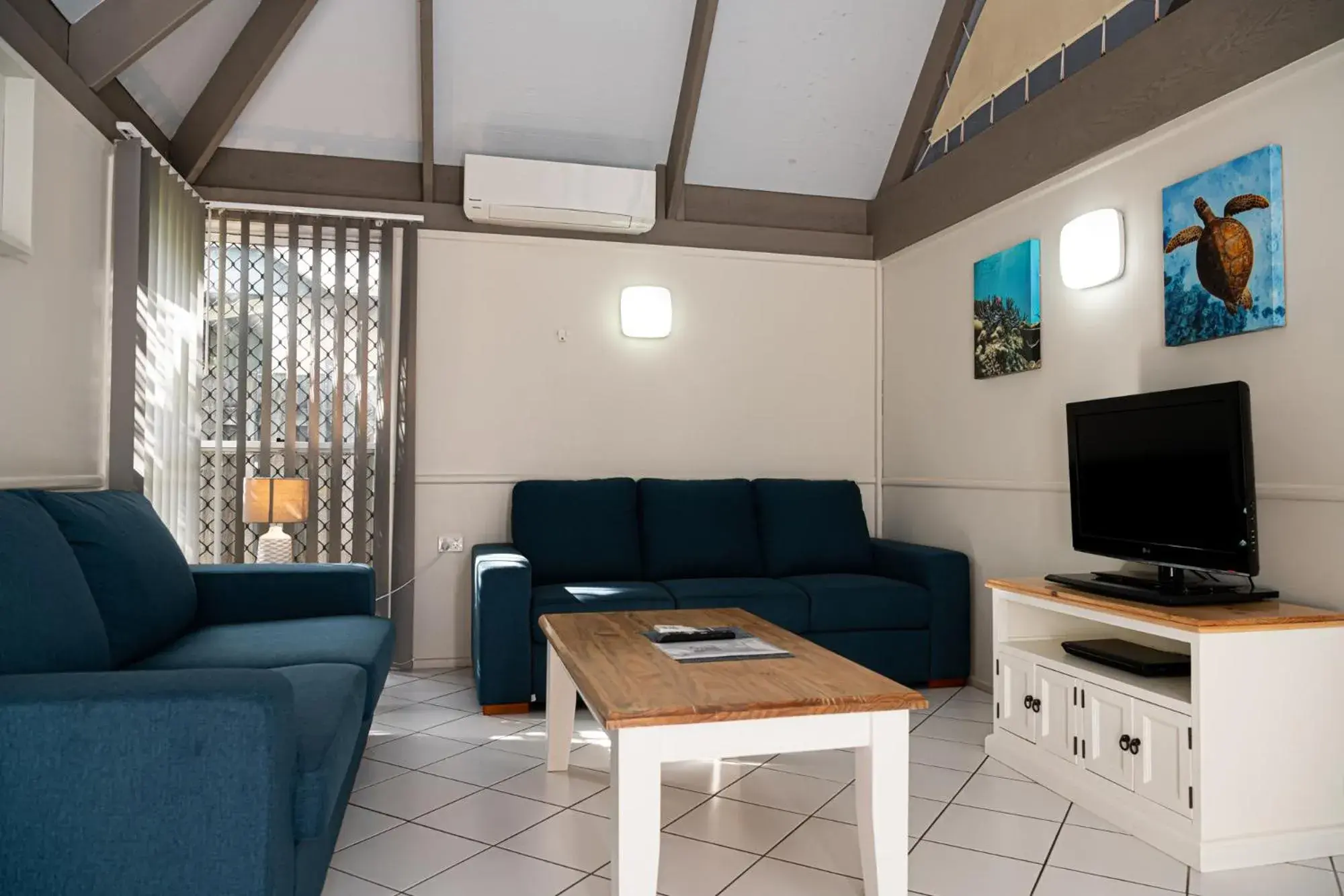 Living room, Seating Area in Kellys Beach Resort