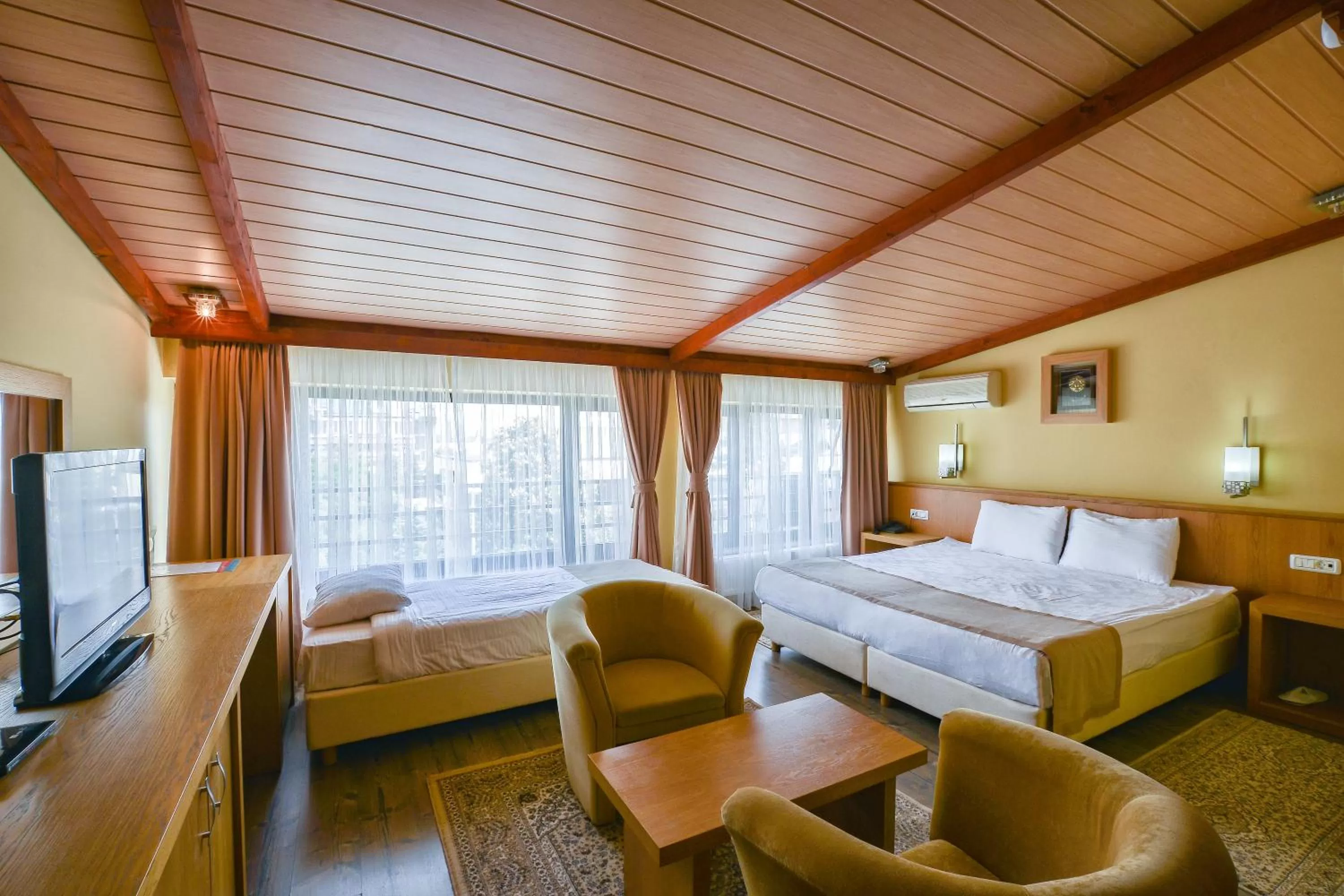 Bathroom, Bed in Hotel Lirak