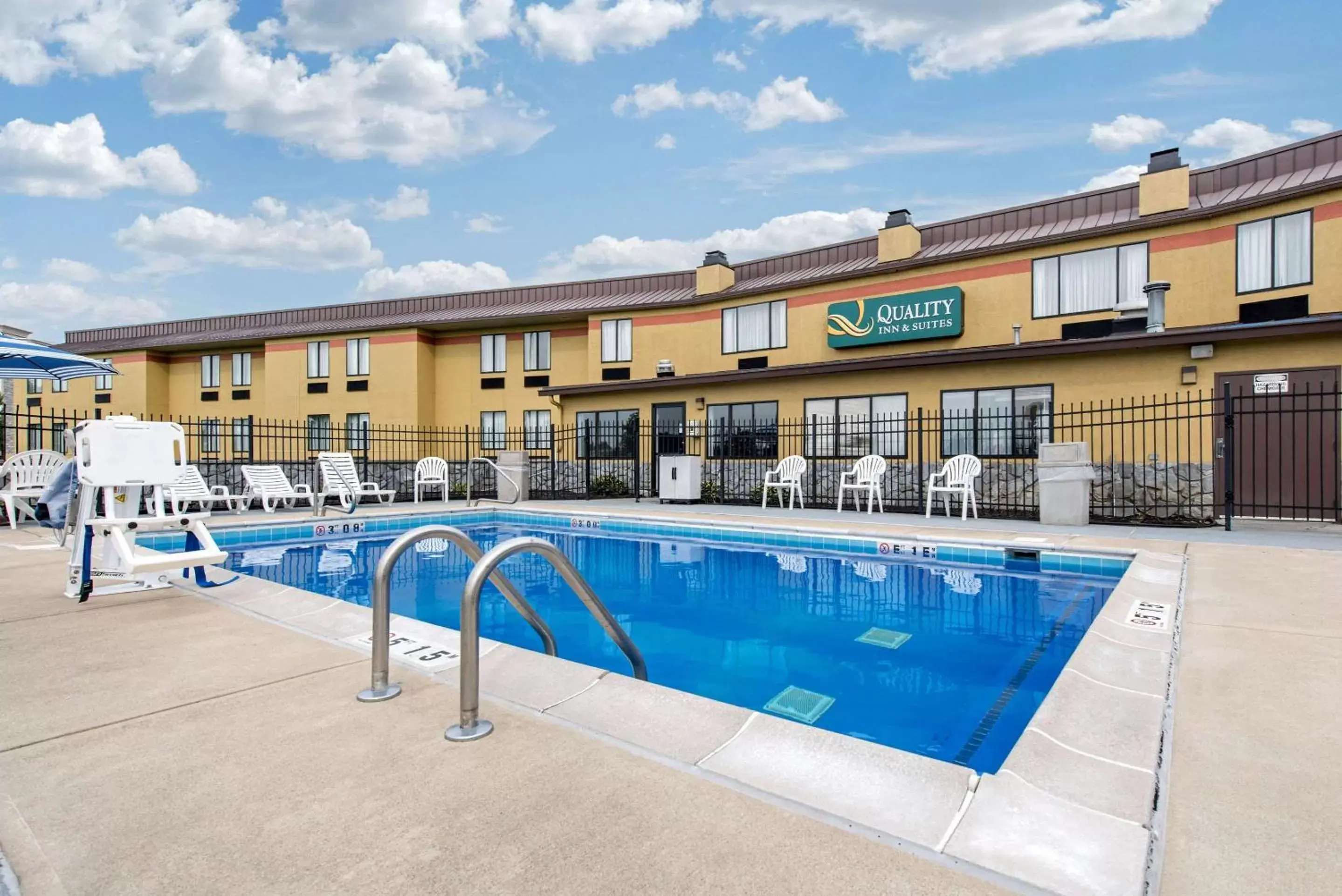 On site, Swimming Pool in Quality Inn Indianapolis-Brownsburg - Indianapolis West