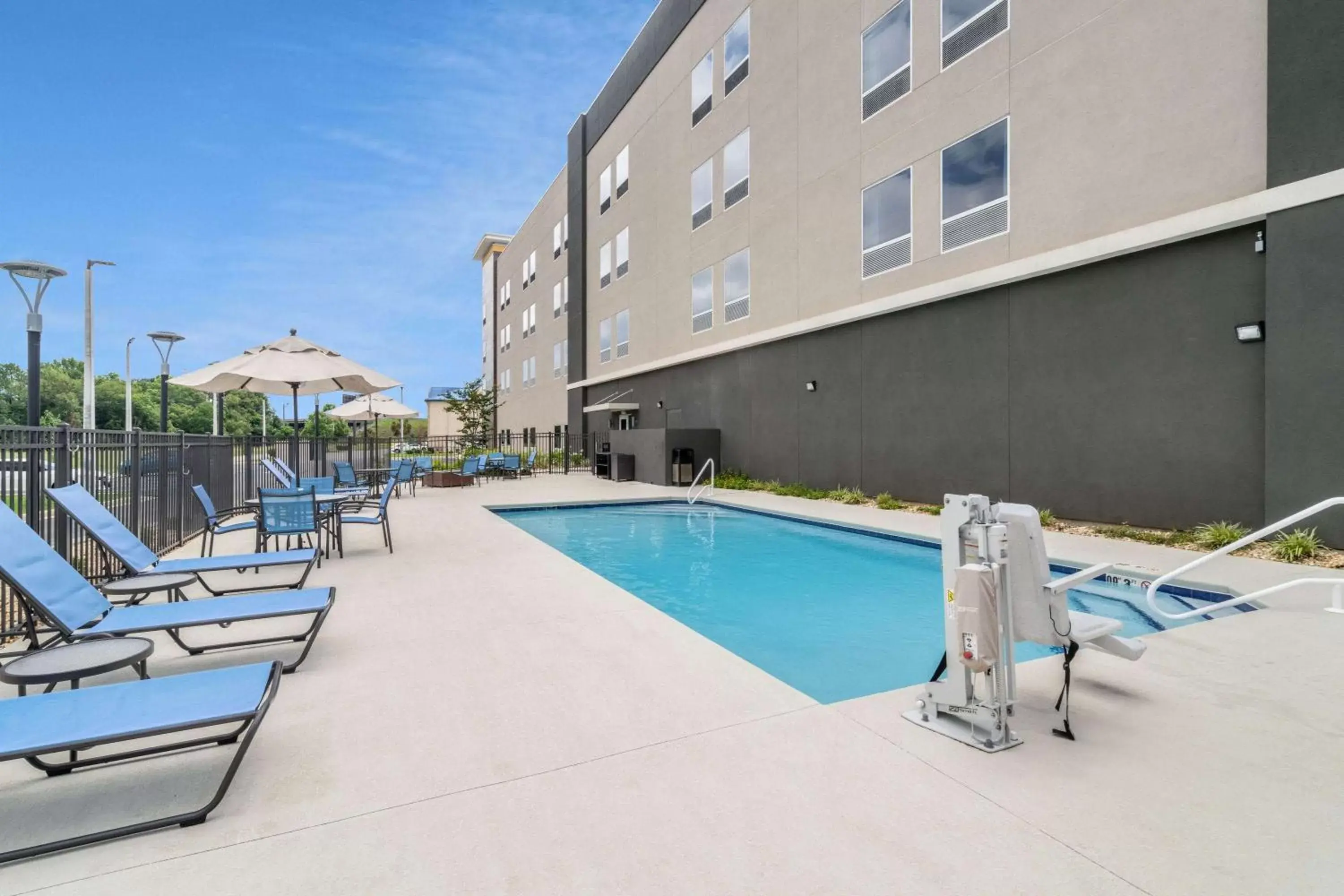 Activities, Swimming Pool in La Quinta Inn & Suites by Wyndham Tifton
