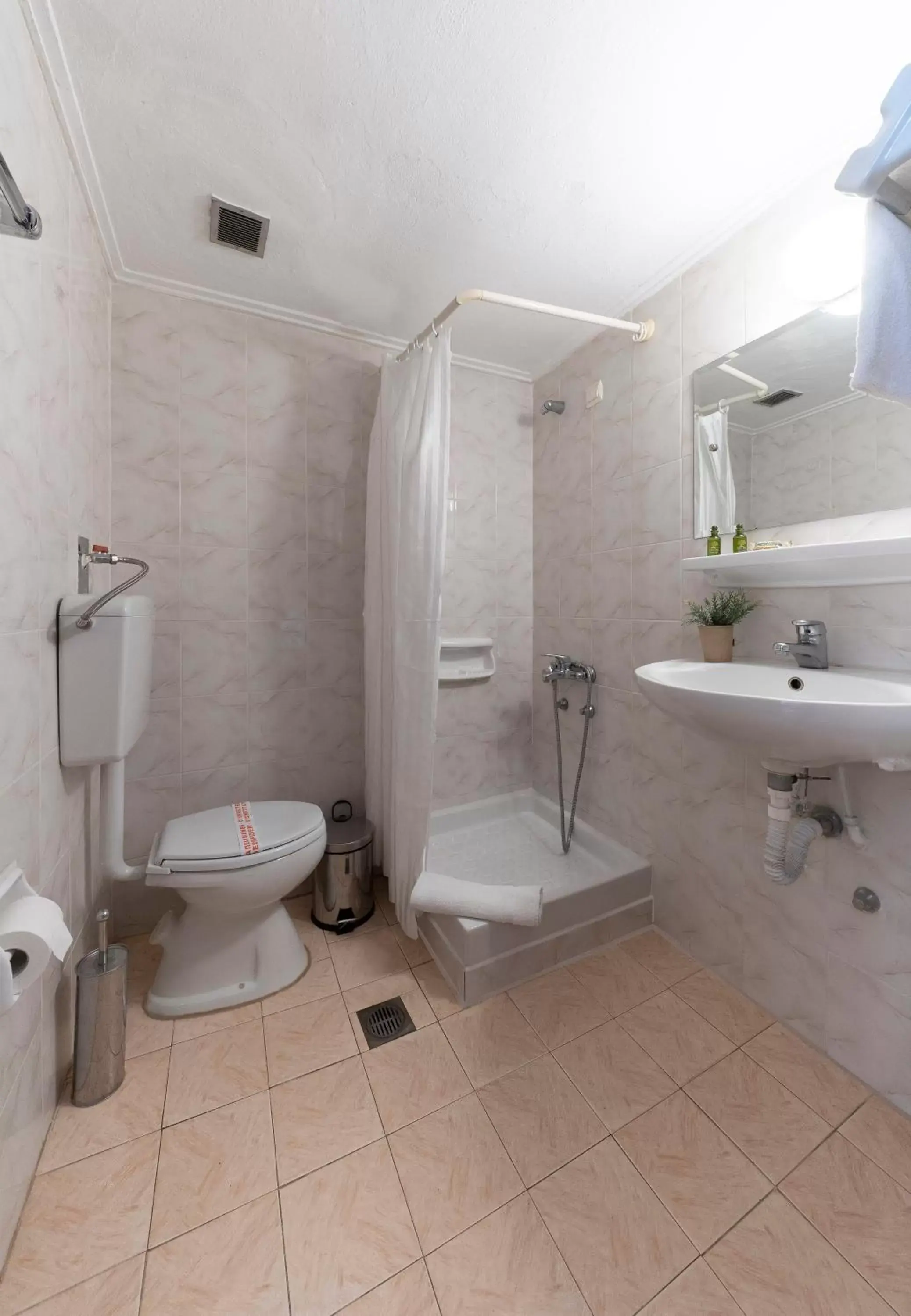 Shower, Bathroom in Esperia Hotel