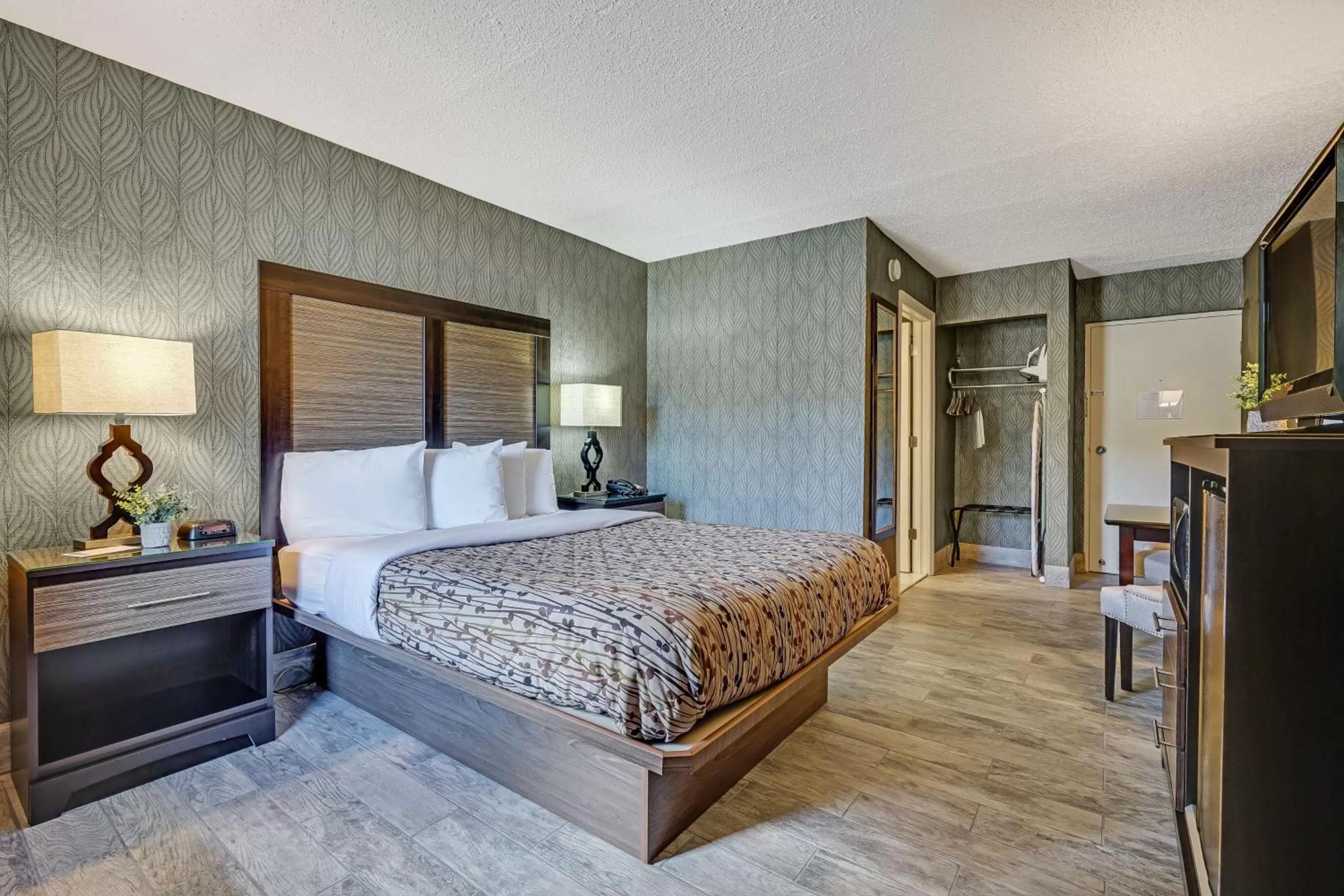 Photo of the whole room, Bed in Blue Creek Inn