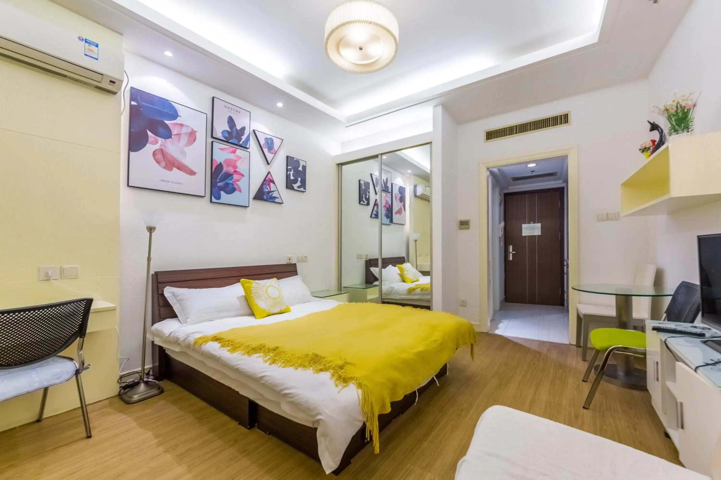 Coffee/tea facilities, Bed in Shanghai Jiarong Hotel Apartment