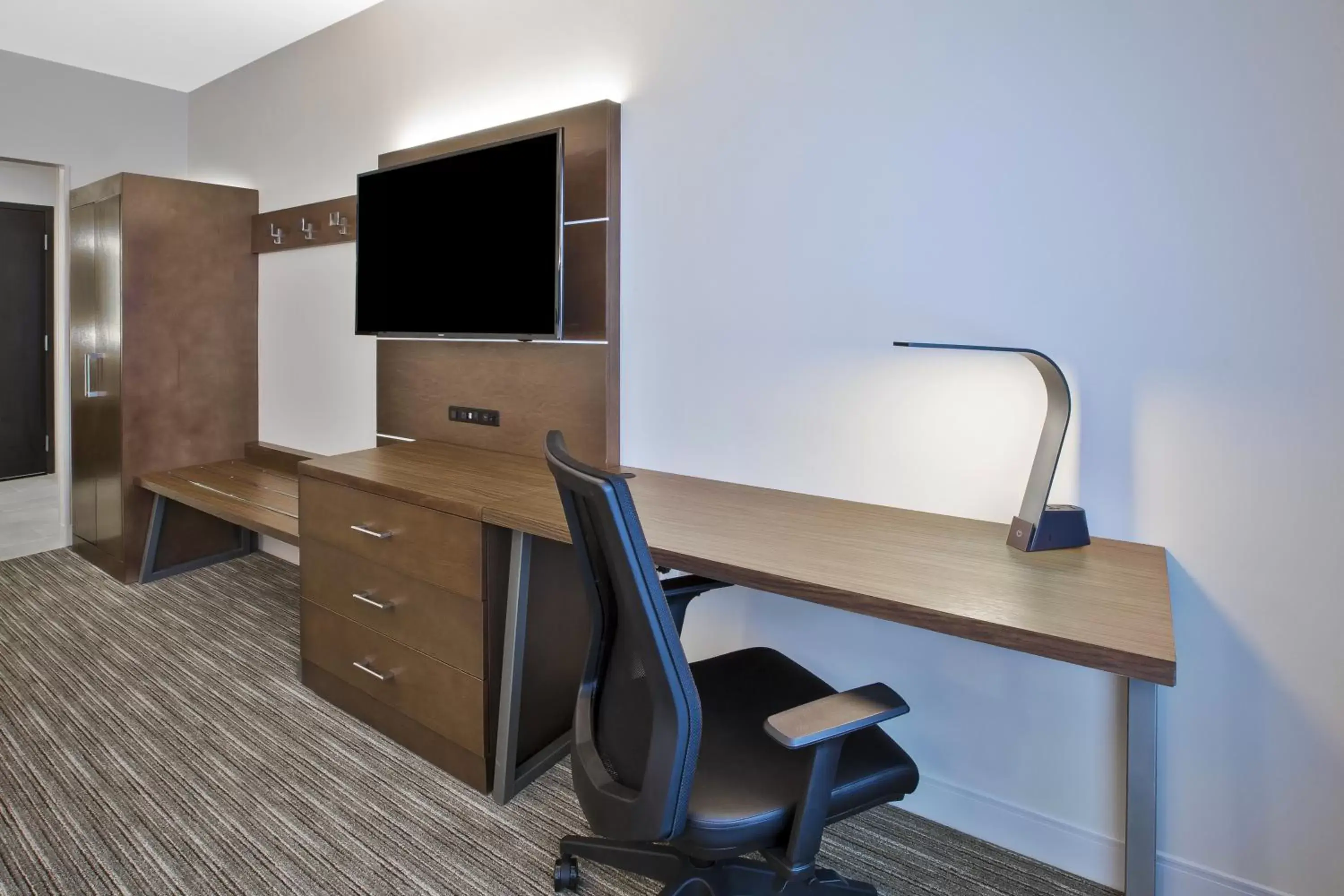 Living room, TV/Entertainment Center in Holiday Inn Express & Suites - Okemos - University Area, an IHG Hotel