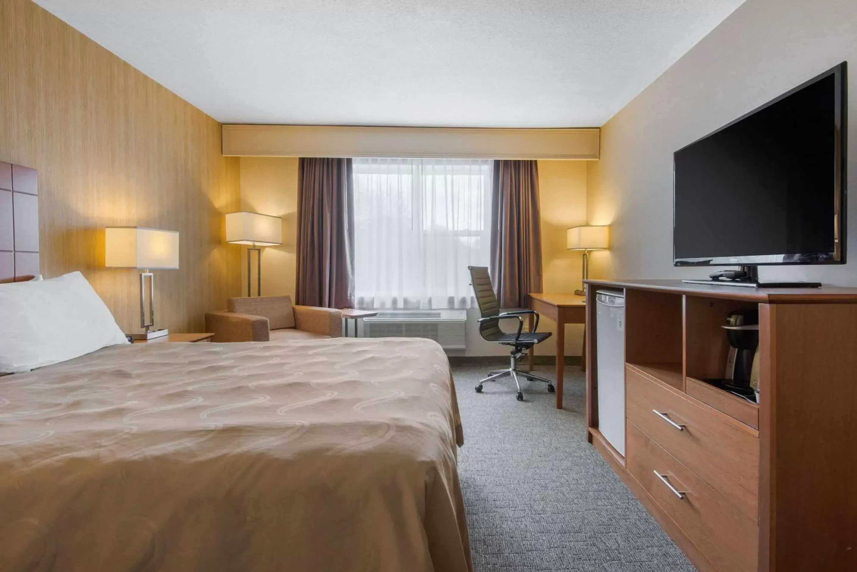 Photo of the whole room, TV/Entertainment Center in Quality Inn & Conference Centre Downtown Sudbury