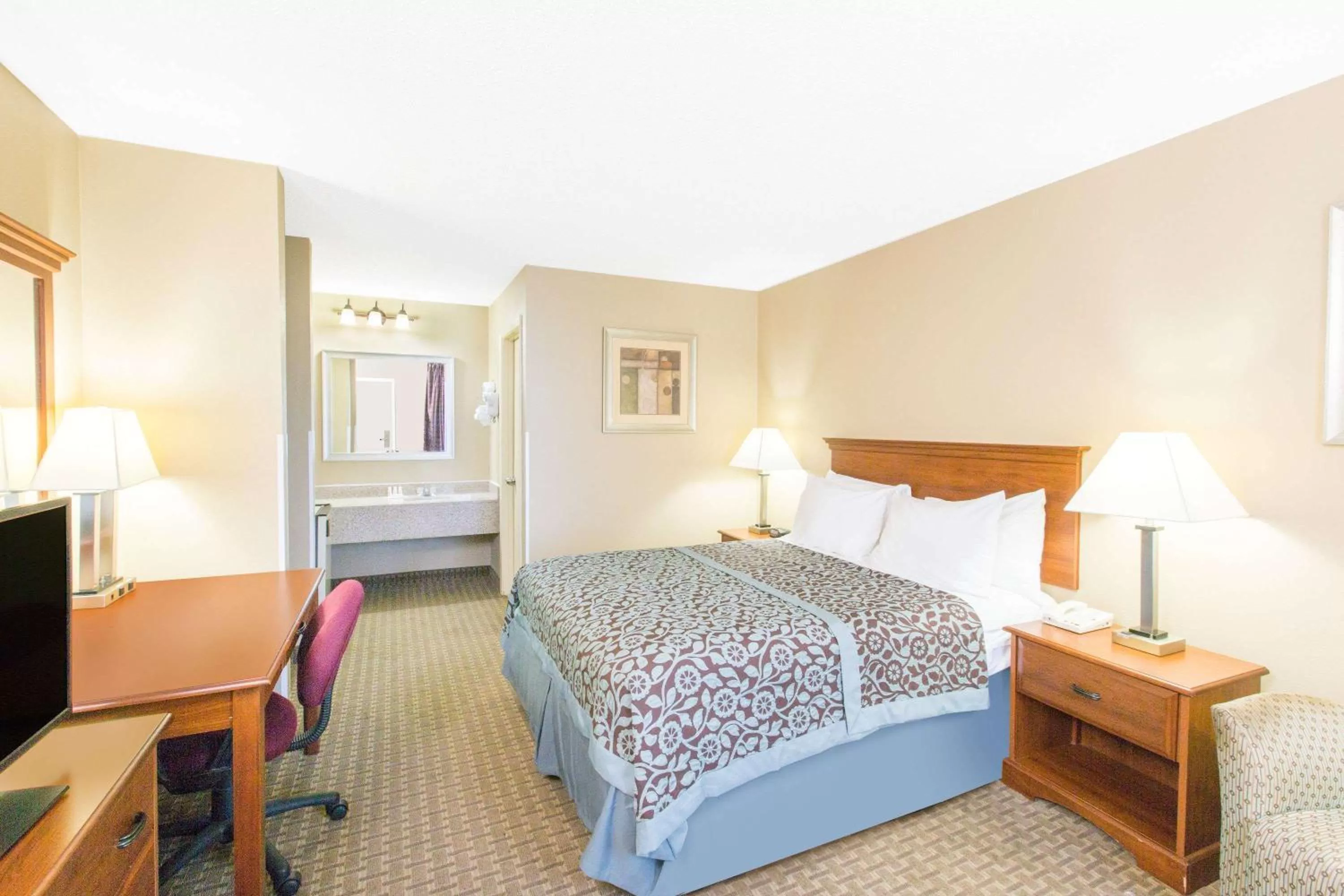 Photo of the whole room, Bed in Days Inn by Wyndham Ripley