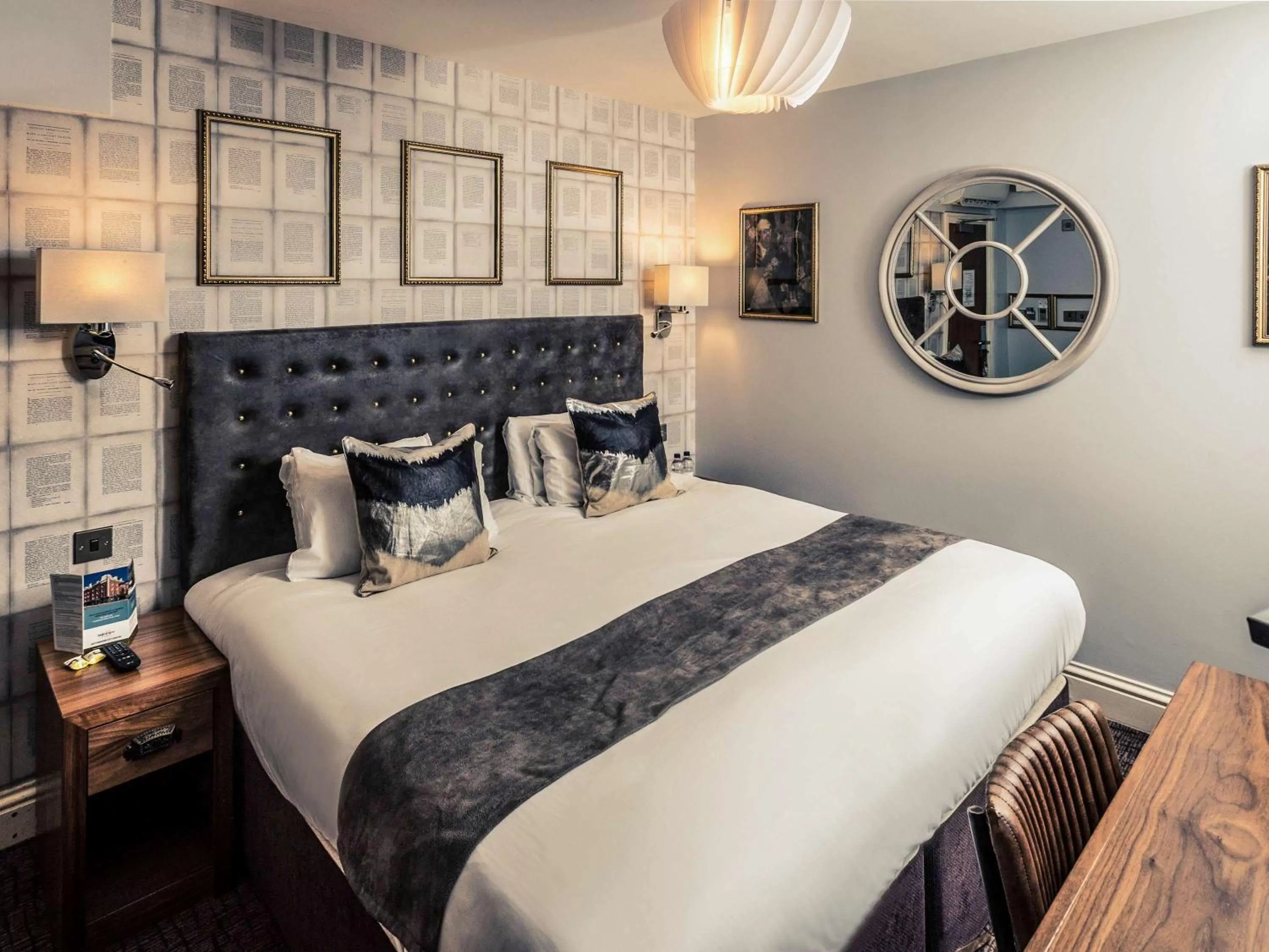 Photo of the whole room, Bed in Mercure Nottingham City Centre Hotel