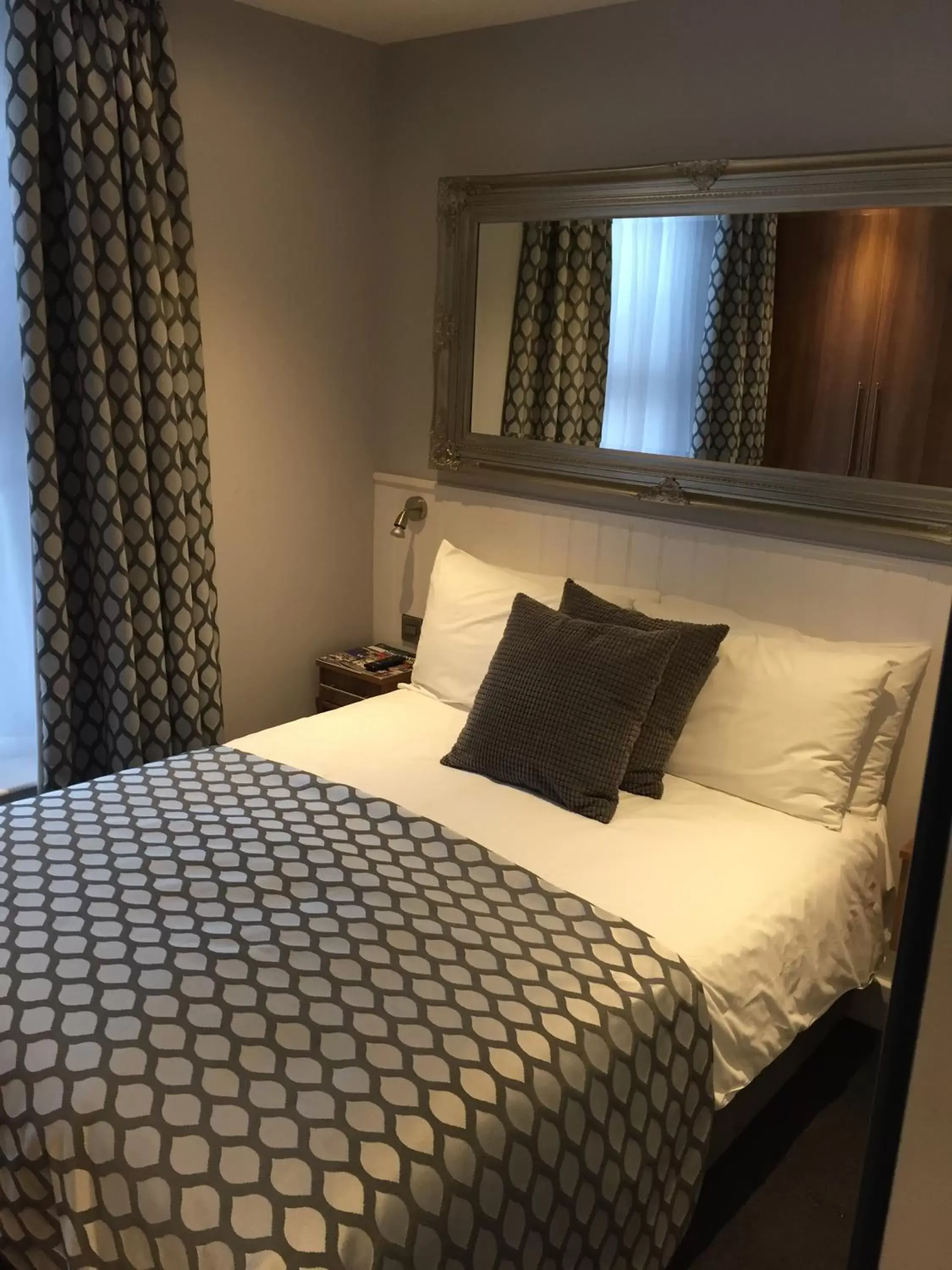 Bedroom, Bed in Carlton Hotel