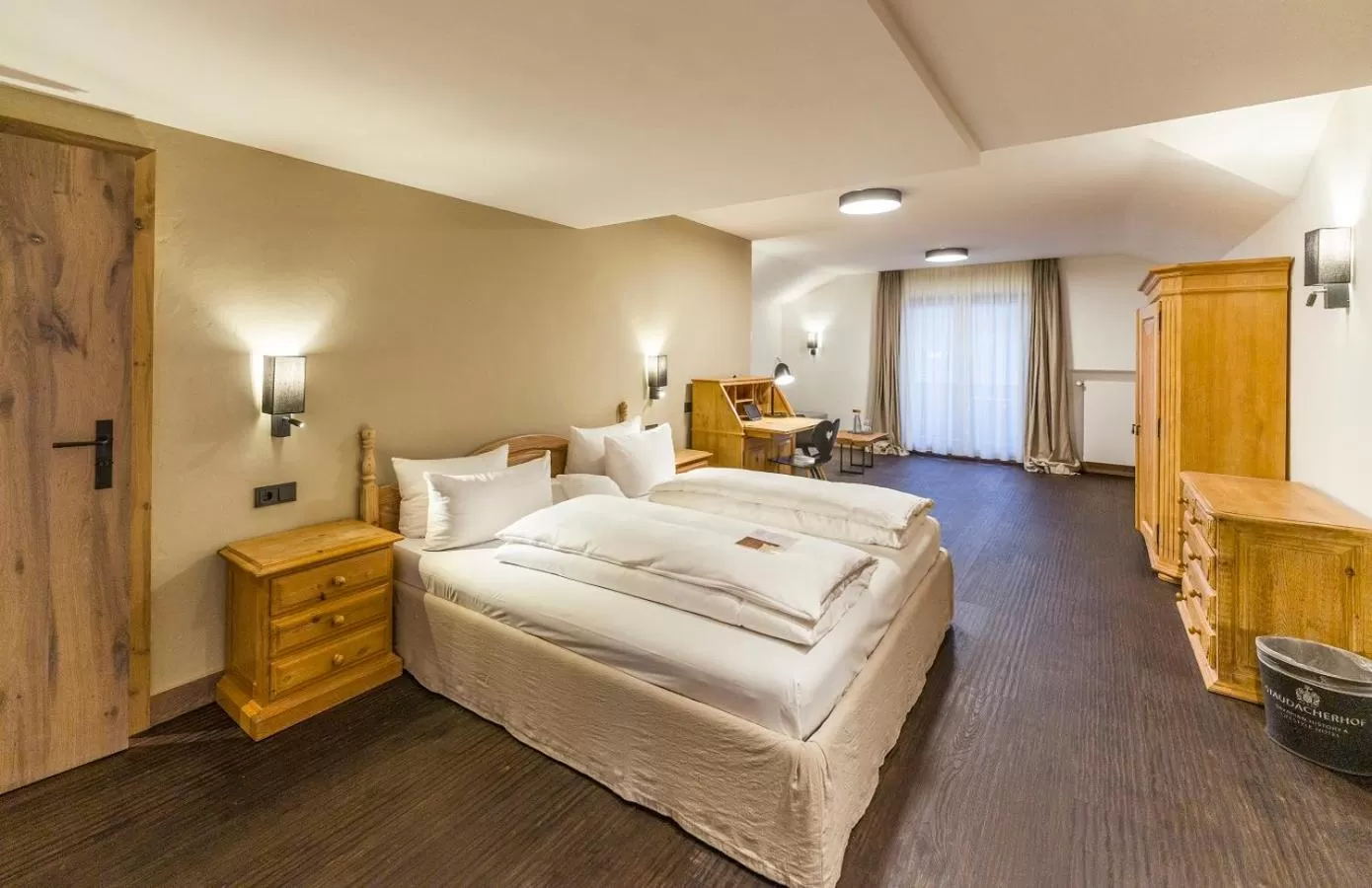 Bed in Staudacherhof in Garmisch-Partenkirchen I Blick aufs Zugspitzmassiv I einzigartige Bayurvida Küche