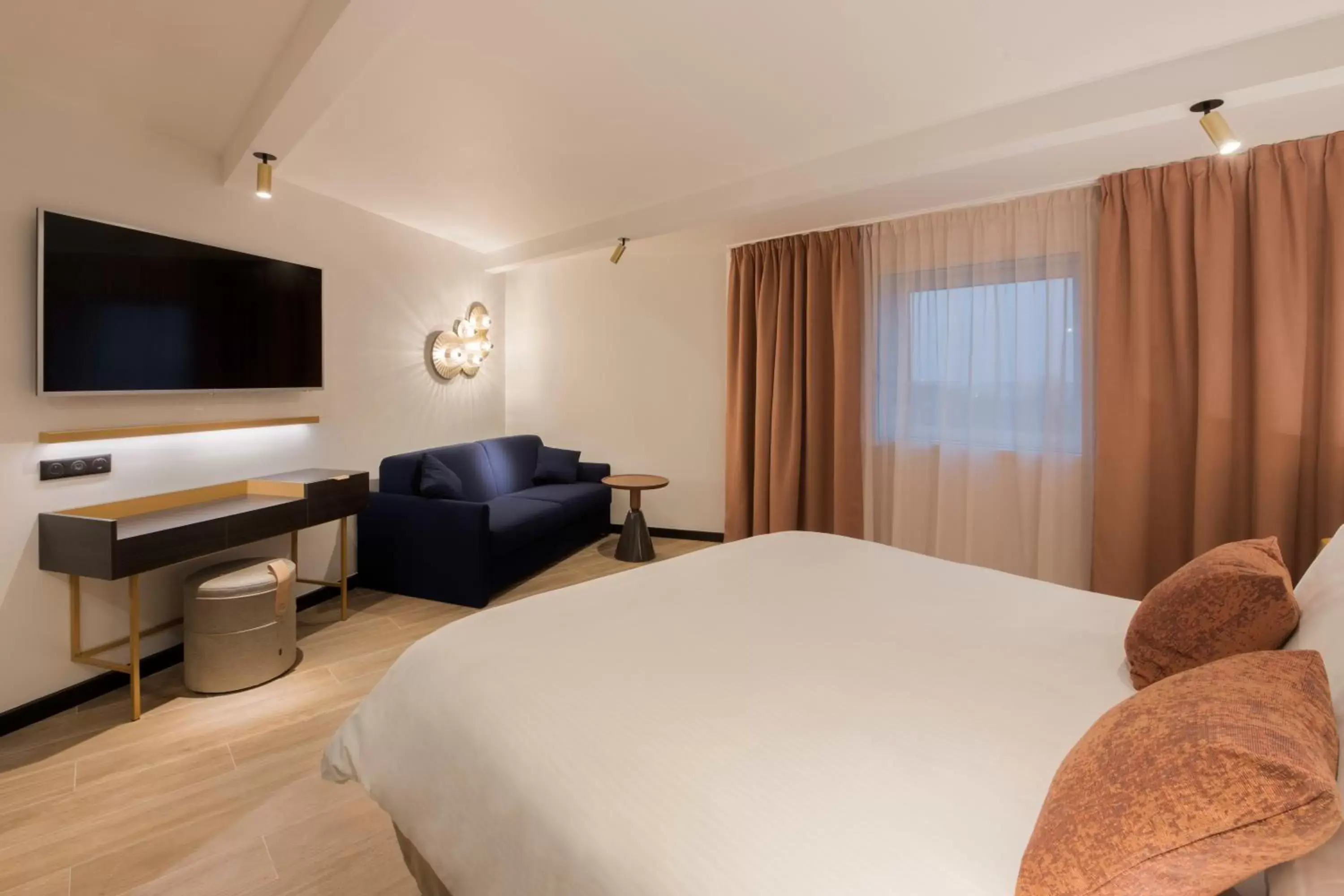 Bedroom, Bed in Golden Tulip Paris CDG Airport – Villepinte