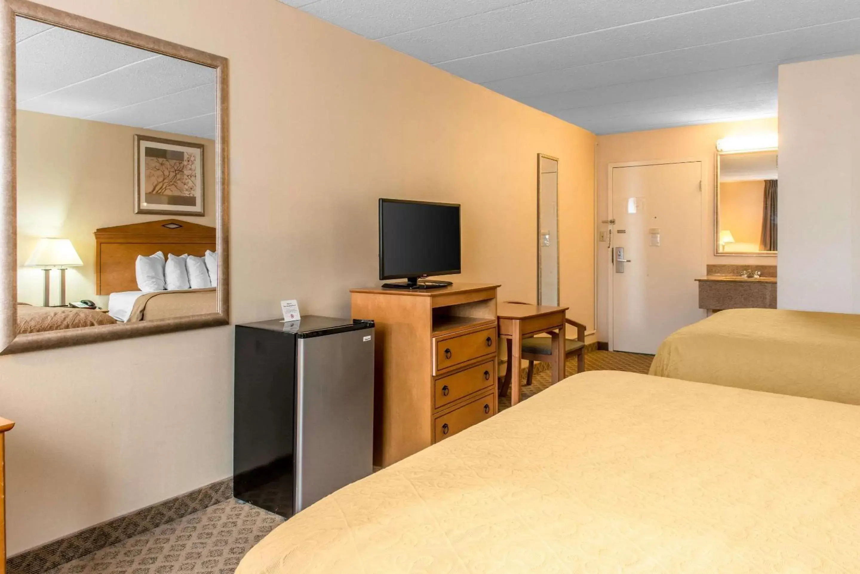 Photo of the whole room, Bed in Quality Inn & Suites Fairview