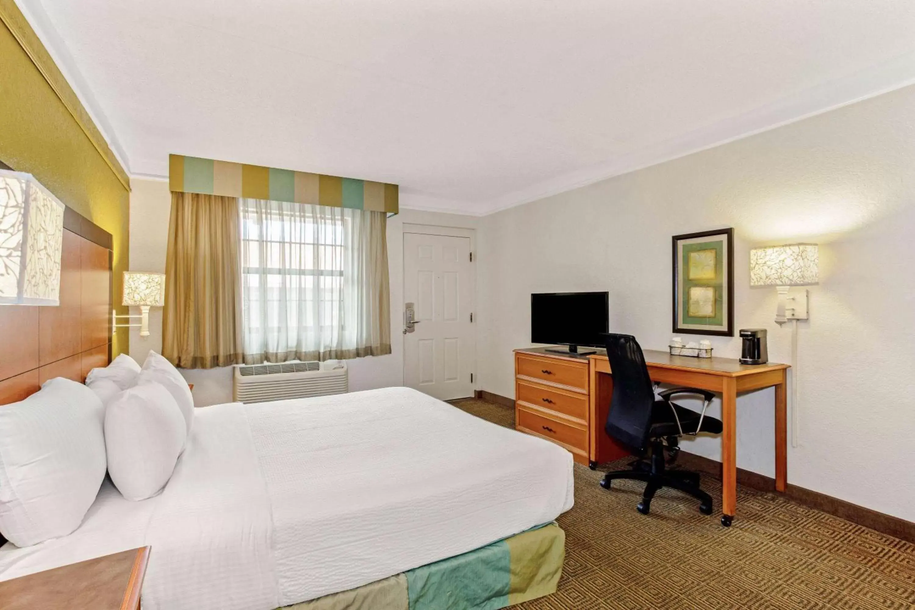 Photo of the whole room in La Quinta Inn by Wyndham Orlando Airport West