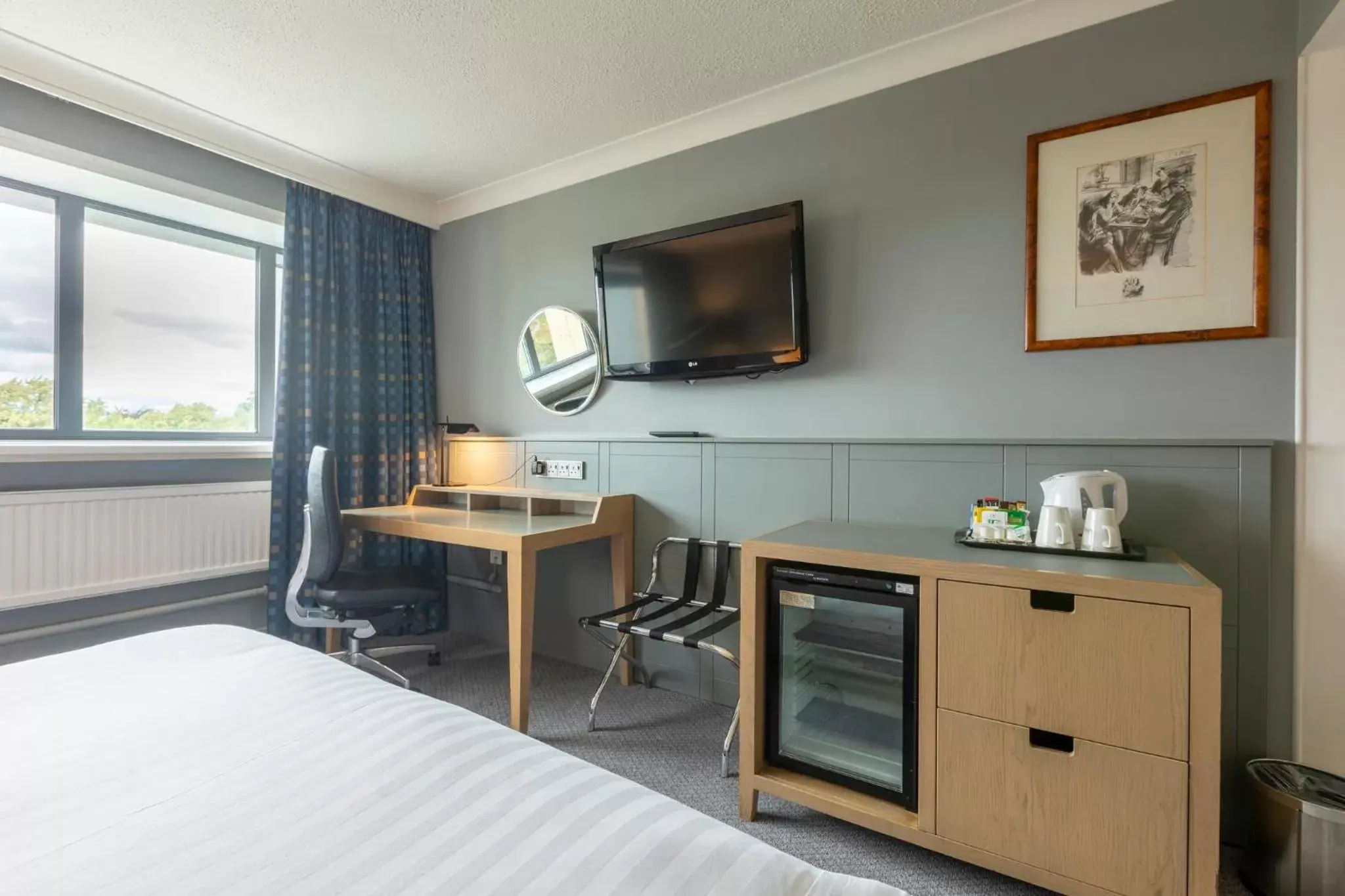 Photo of the whole room, TV/Entertainment Center in Holiday Inn Cardiff City, an IHG Hotel