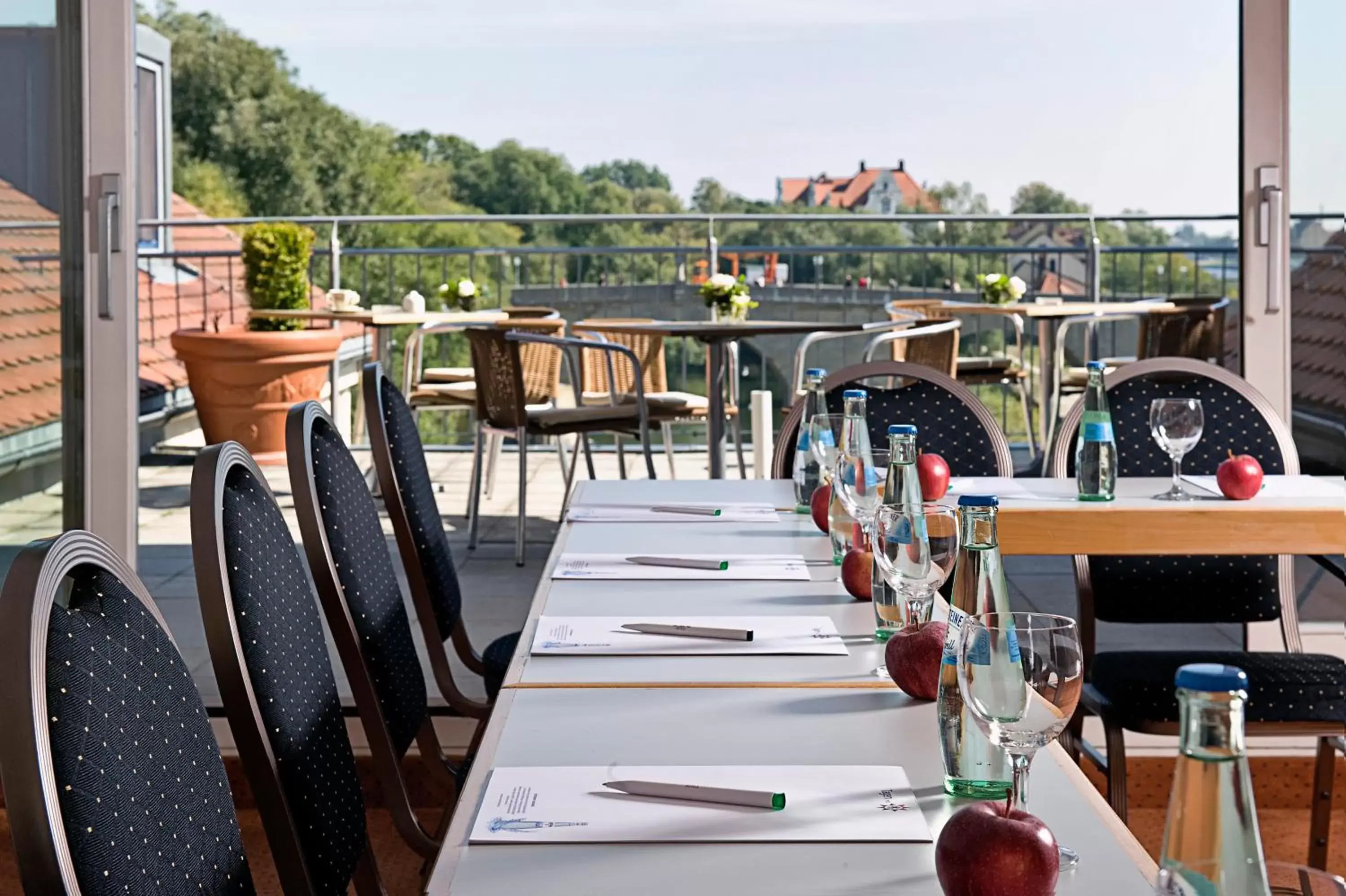 Banquet/Function facilities, Restaurant/Places to Eat in SORAT Insel-Hotel Regensburg