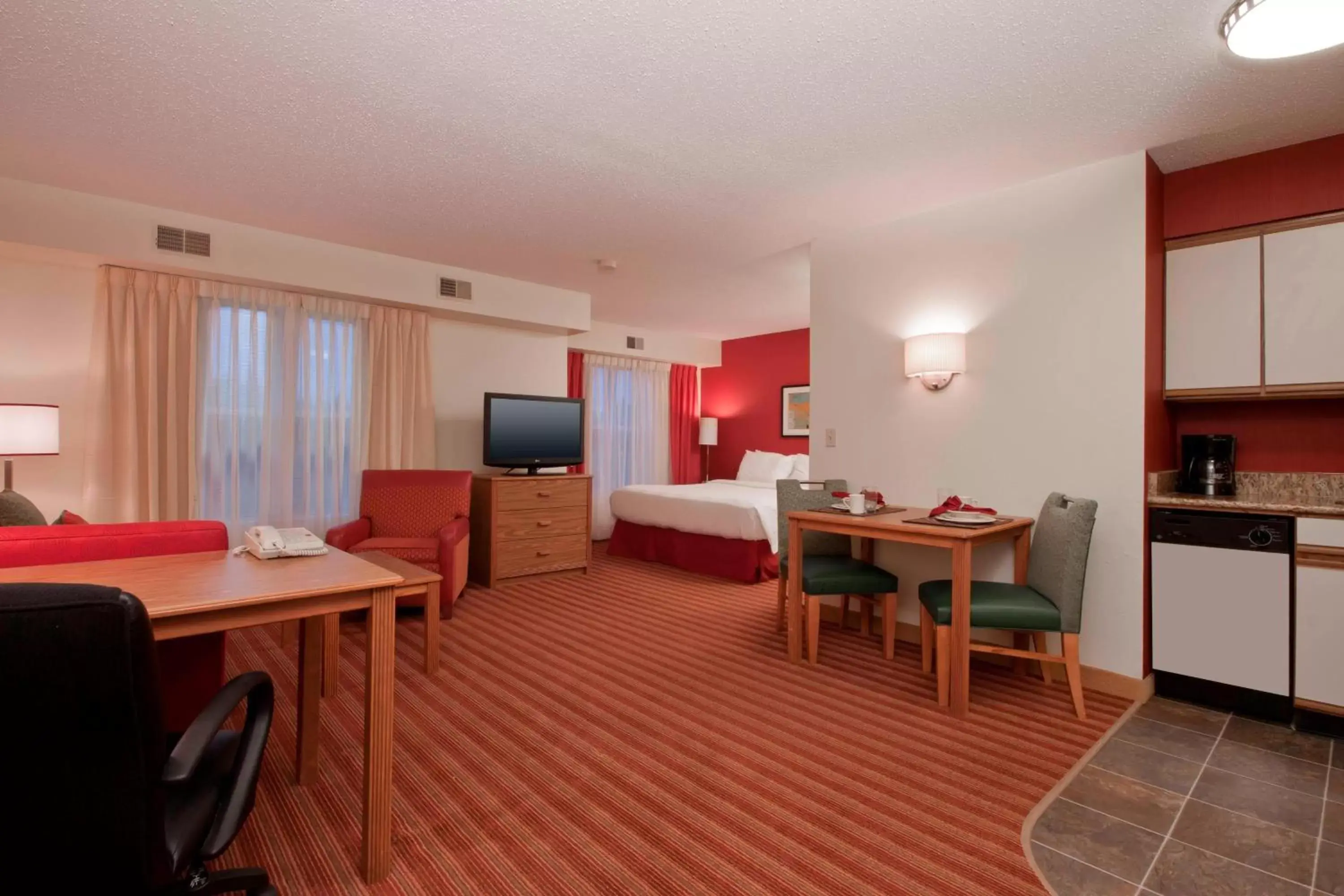 Photo of the whole room, Dining Area in Residence Inn by Marriott Davenport