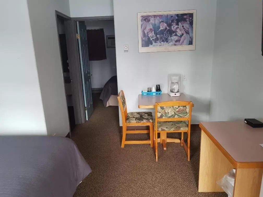 Dining Area in Anchor Riverfront Motel