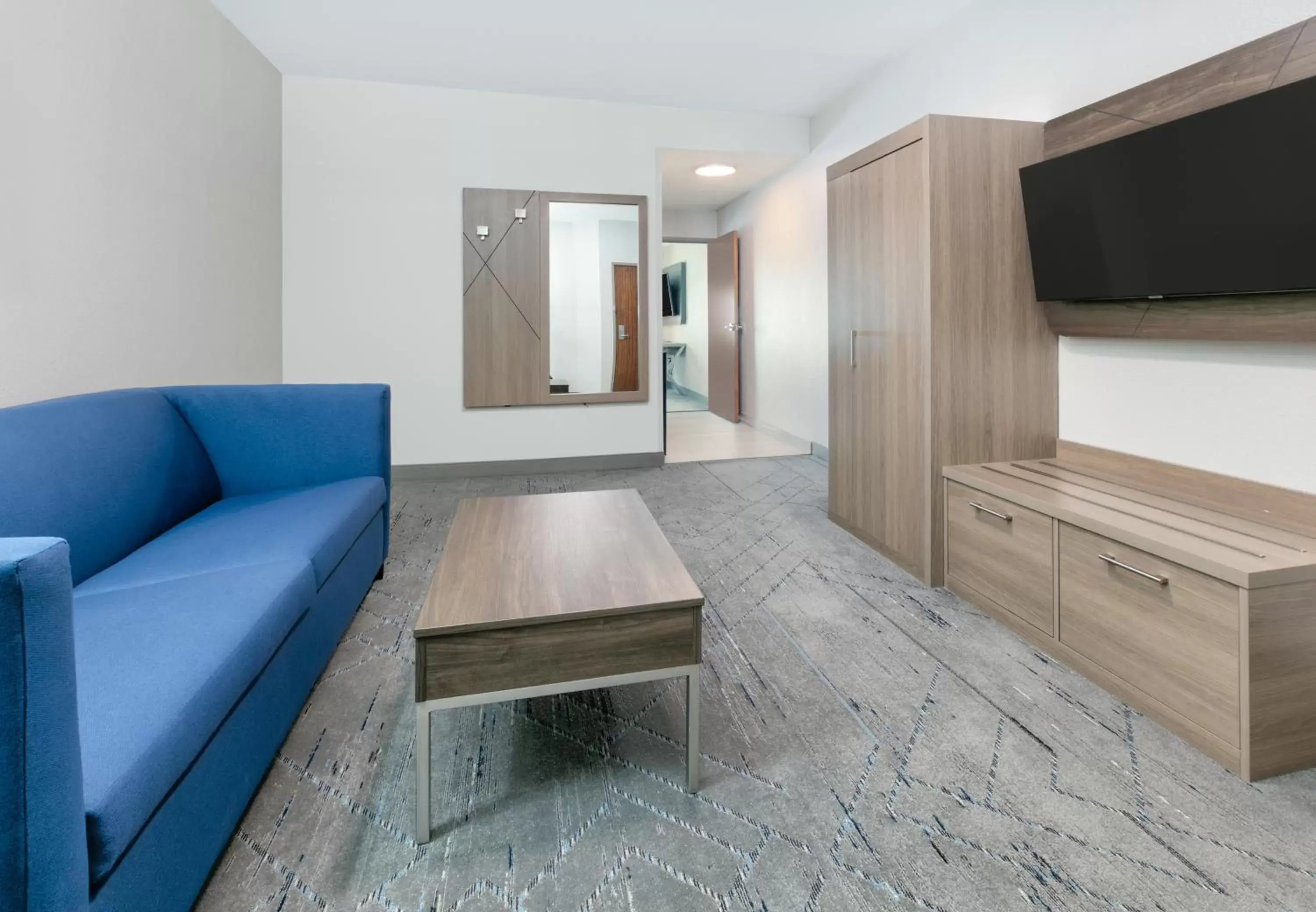 Living room, TV/Entertainment Center in Holiday Inn Express & Suites - Dallas Park Central Northeast, an IHG Hotel