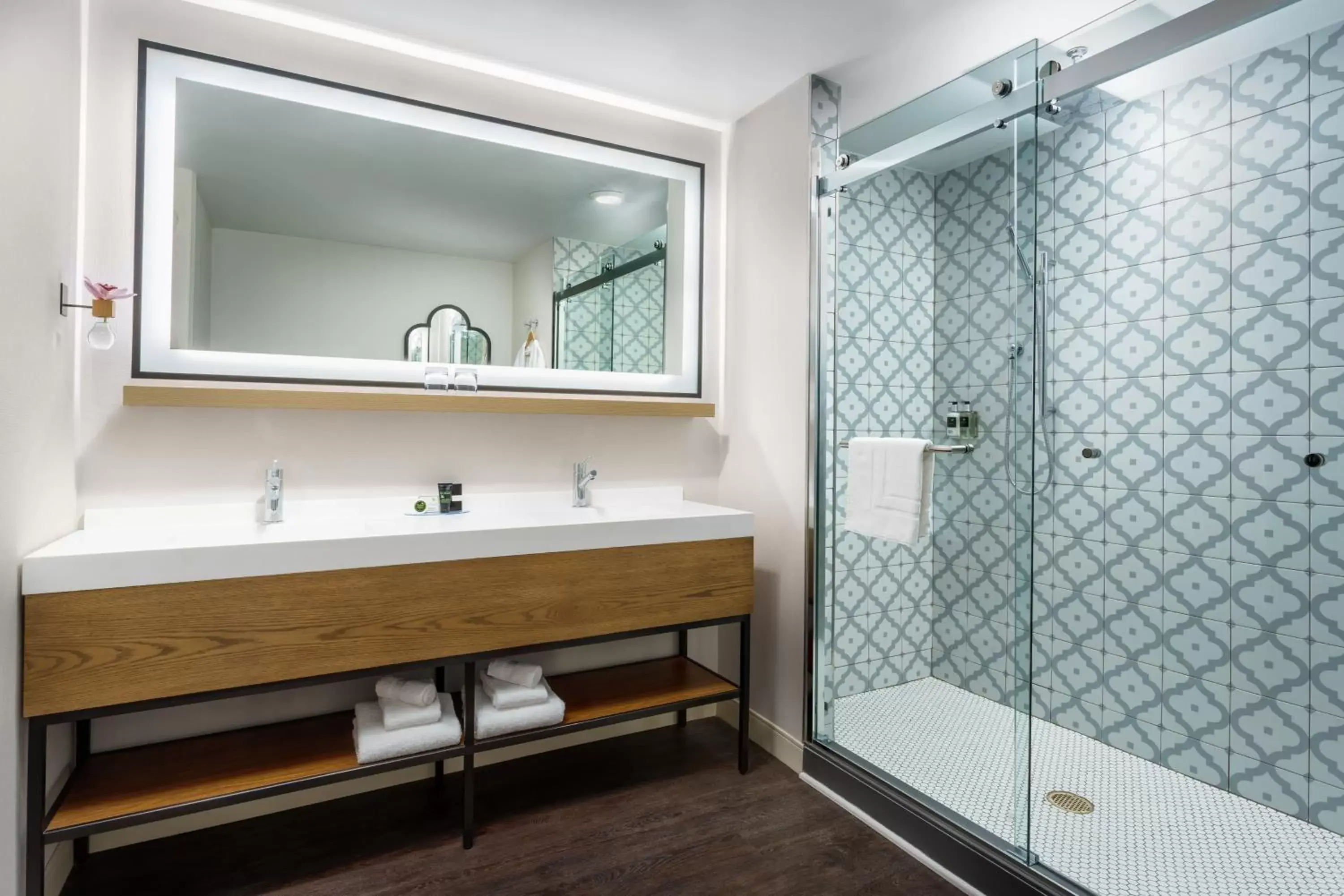 Shower, Bathroom in Hotel Spero