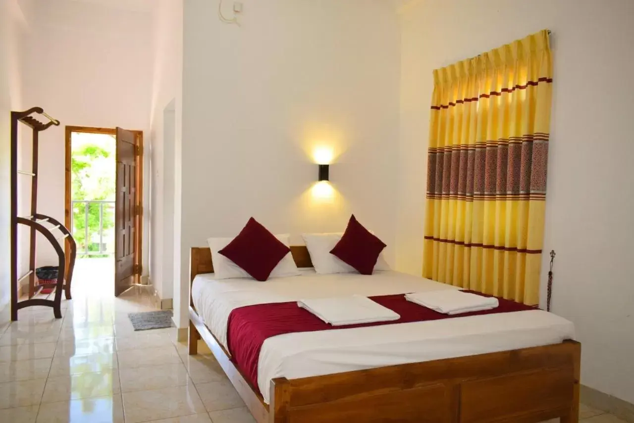 Standard Double Room with Fan in Hotel Theevanni Inn Standard Double Room with Fan in Hotel Theevanni Inn