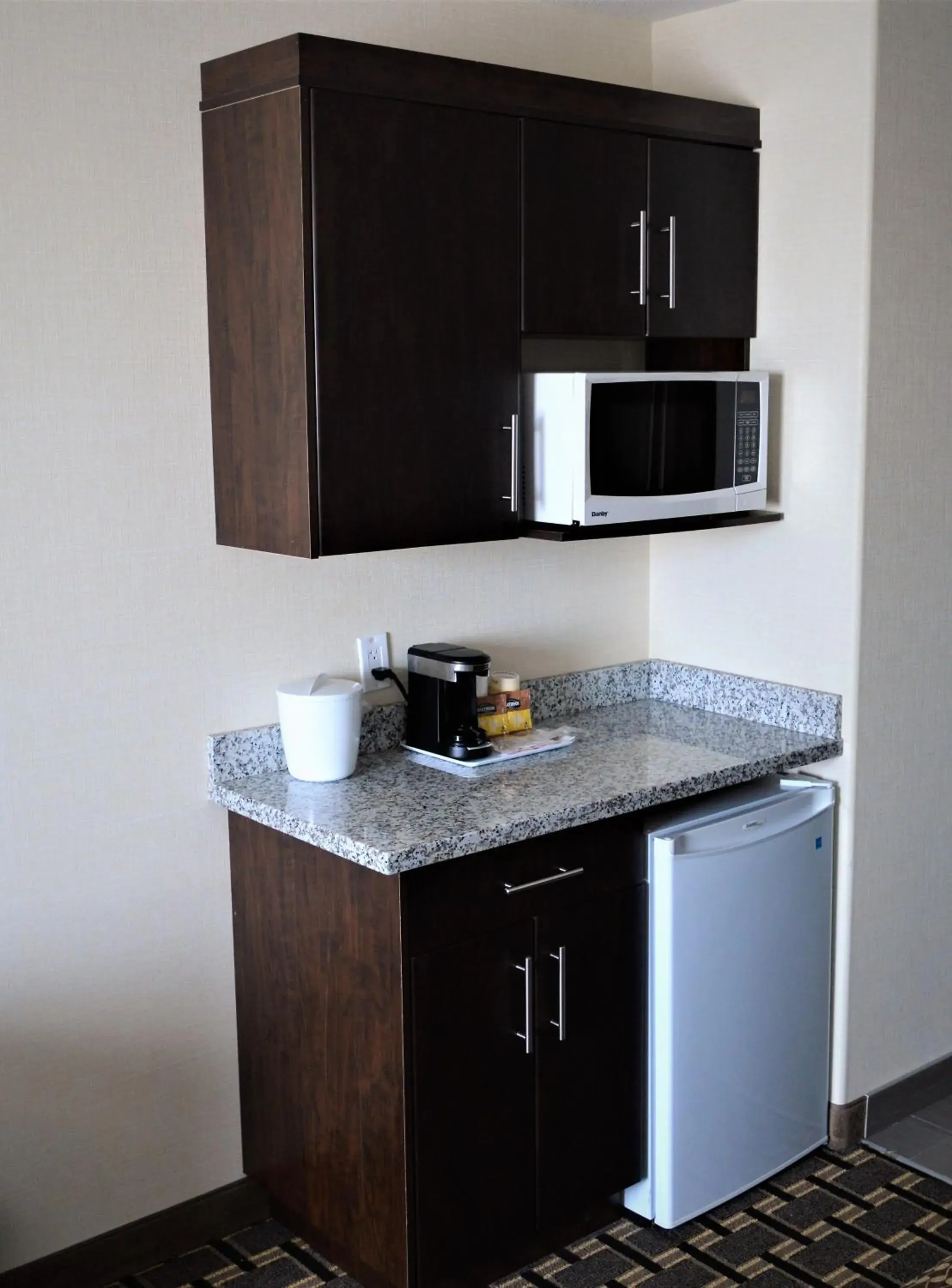 Kitchen/Kitchenette in Sigma Inn & Suites