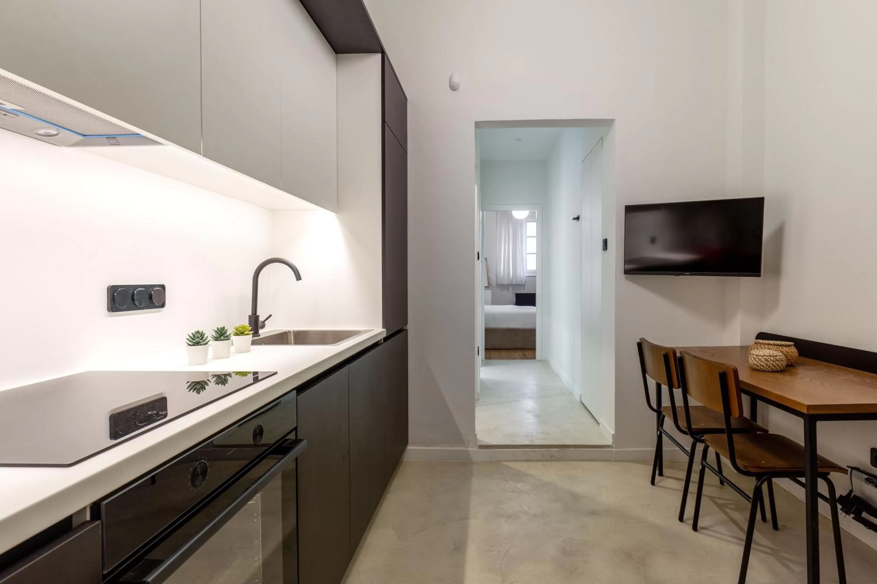 Kitchen or kitchenette, Kitchen/Kitchenette in ZOIA The Met by UPSTREET