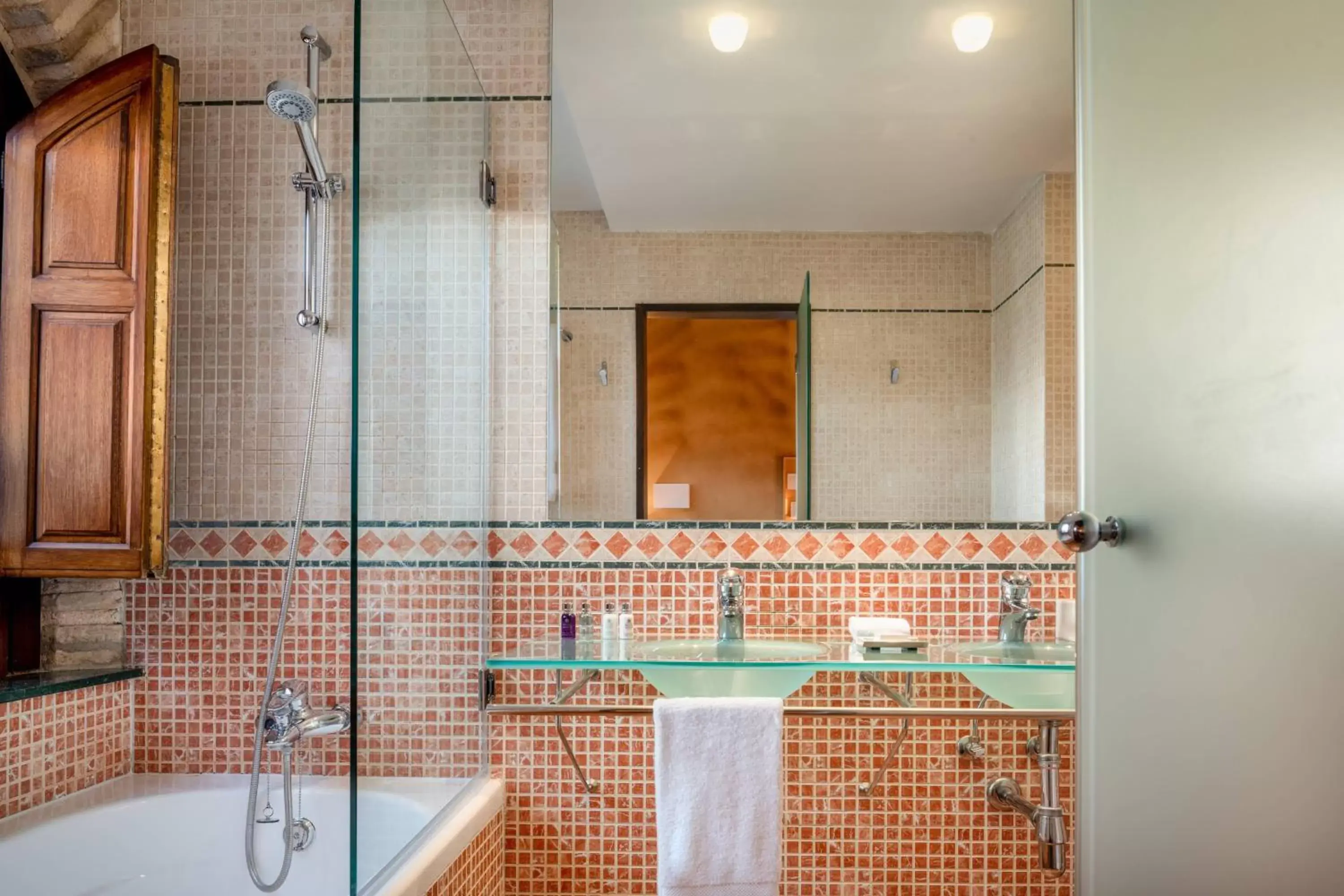 Bathroom in Hotel Palacio de Santa Paula, Autograph Collection