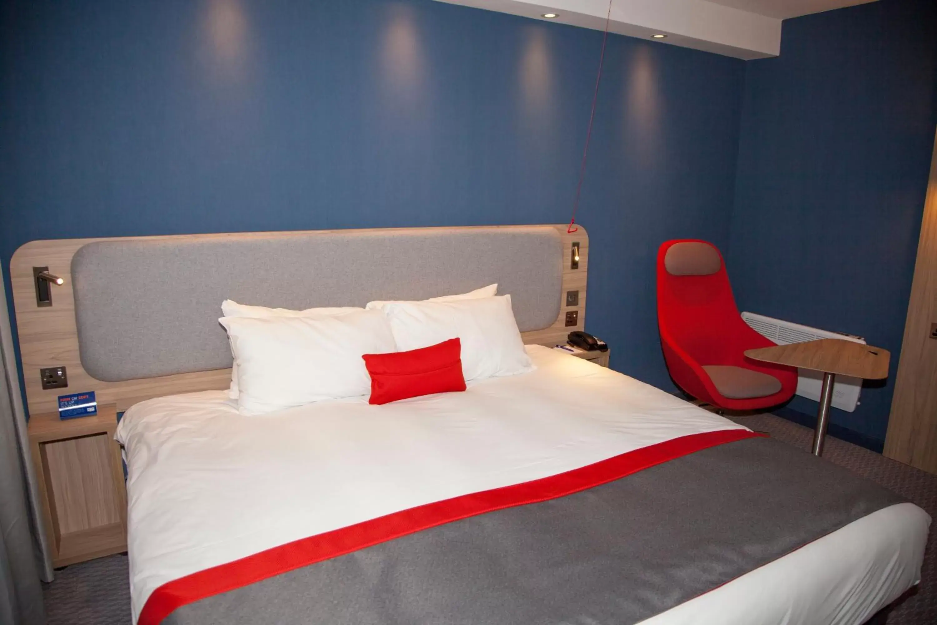 Photo of the whole room, Bed in Holiday Inn Express Cardiff Bay, an IHG Hotel