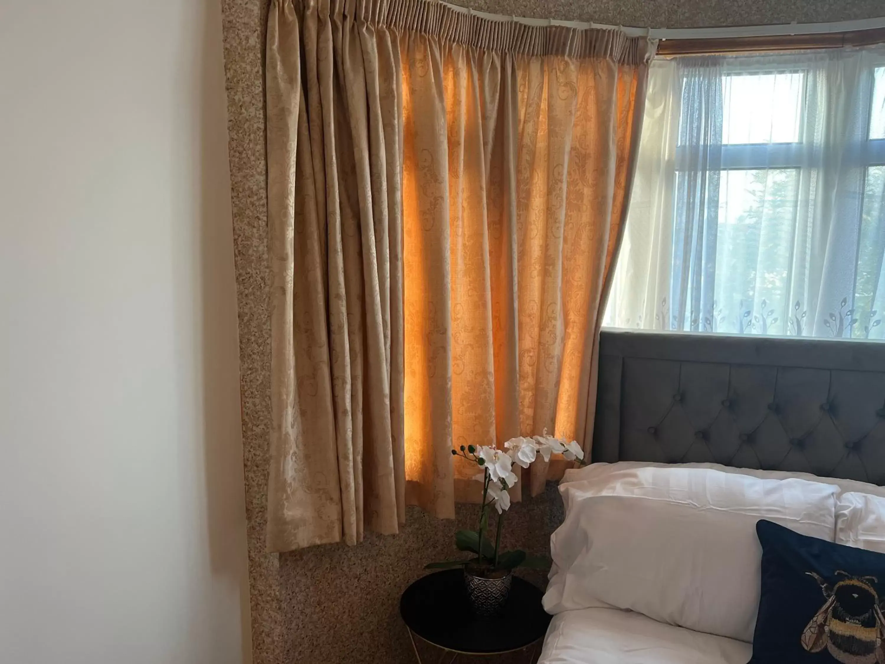 Bed in TJ Homes - Luxury Studio Suite with Garden View - Next to tube station London