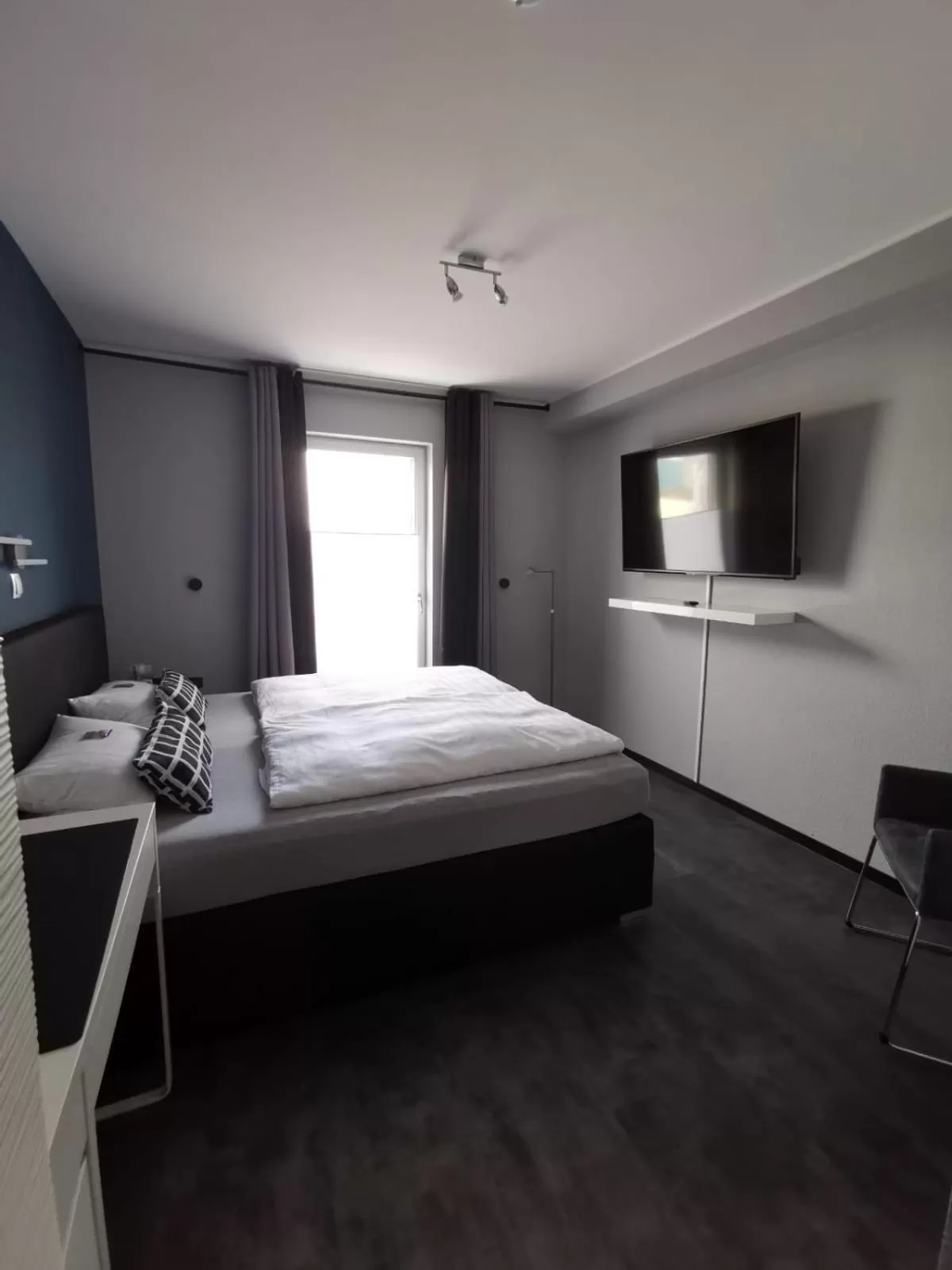 Photo of the whole room, Bed in Hotel Come In