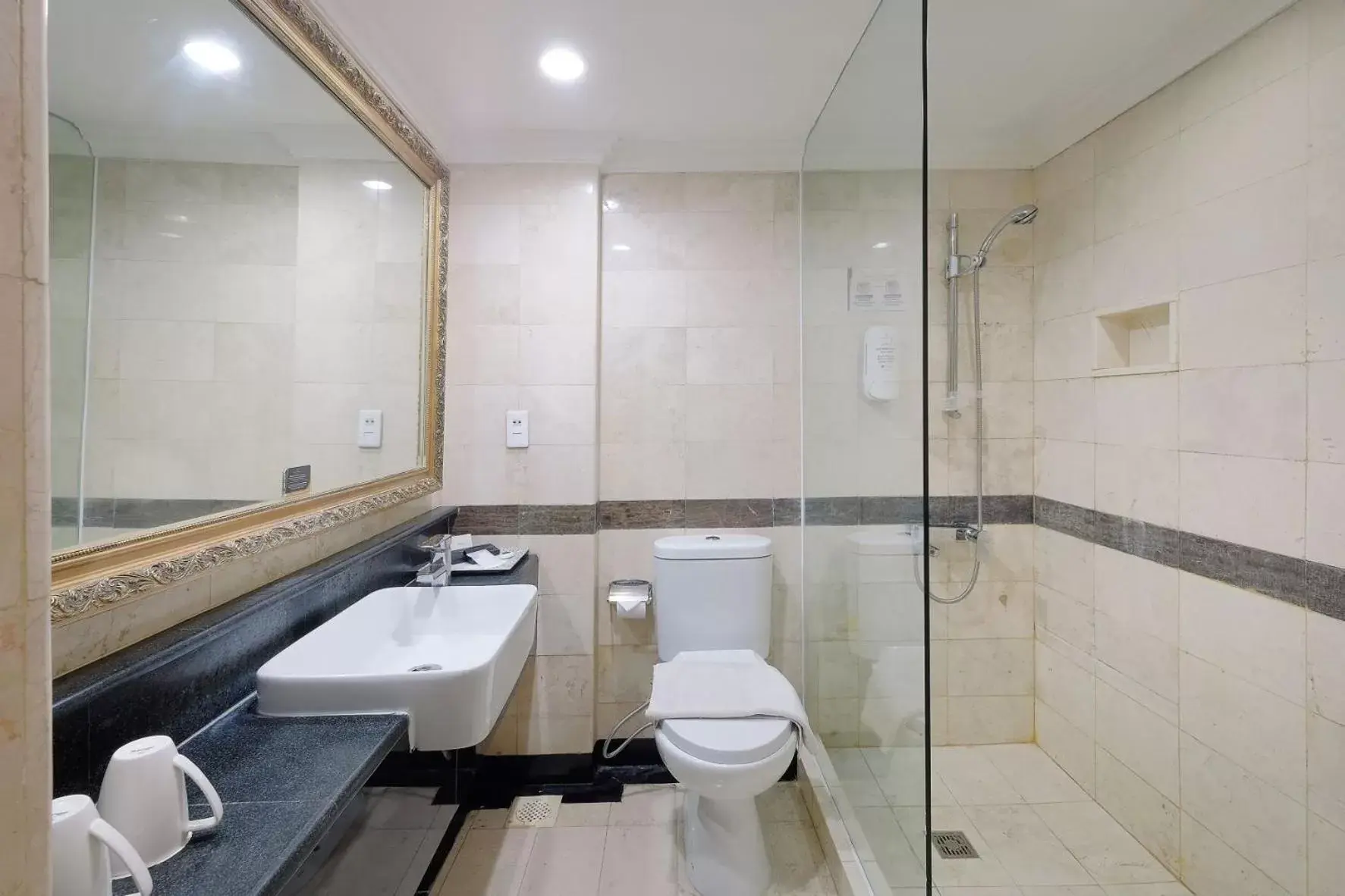 Bathroom in Metro Park View Hotel Kota Lama Semarang