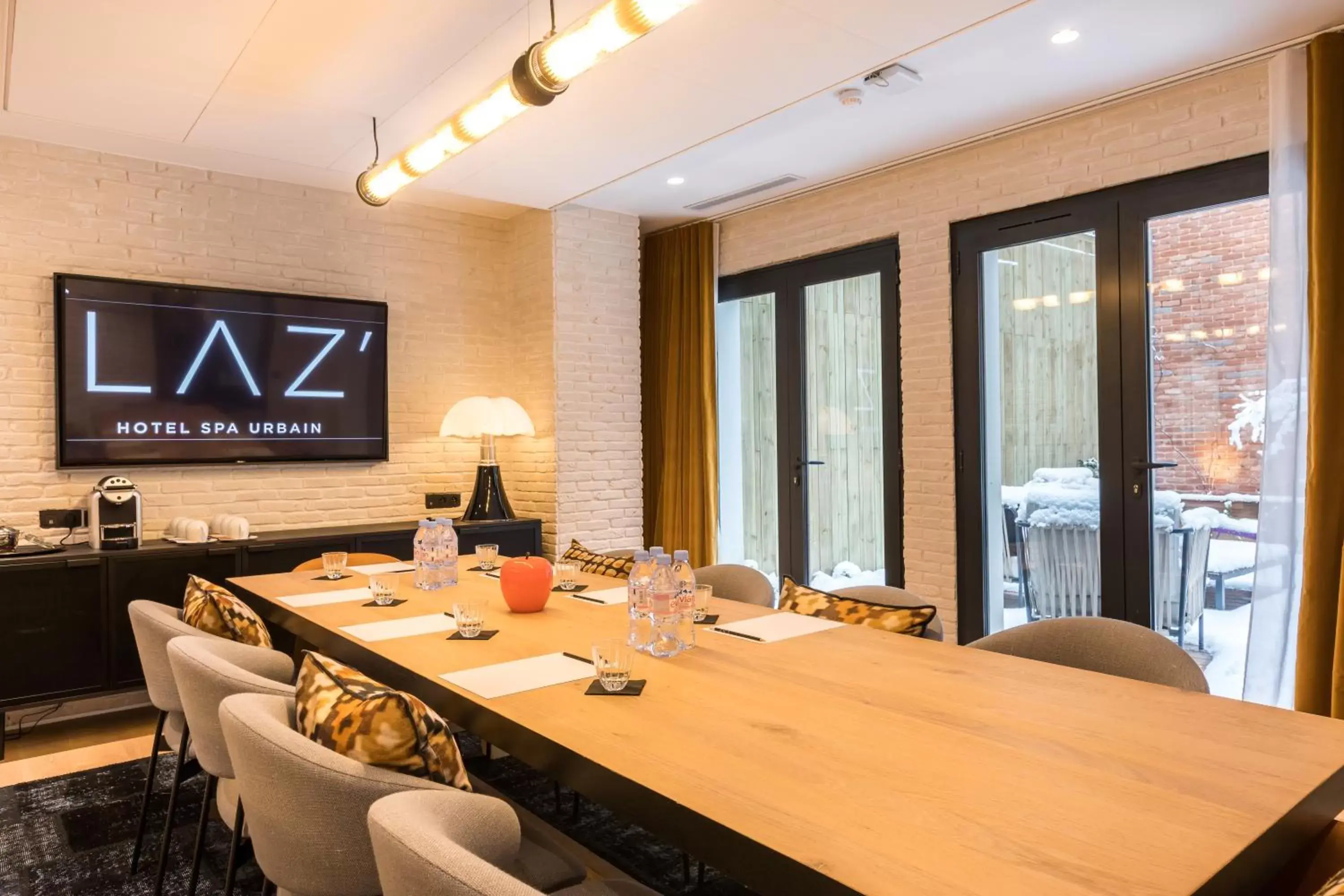 Communal lounge/ TV room in Laz' Hotel Spa Urbain Paris