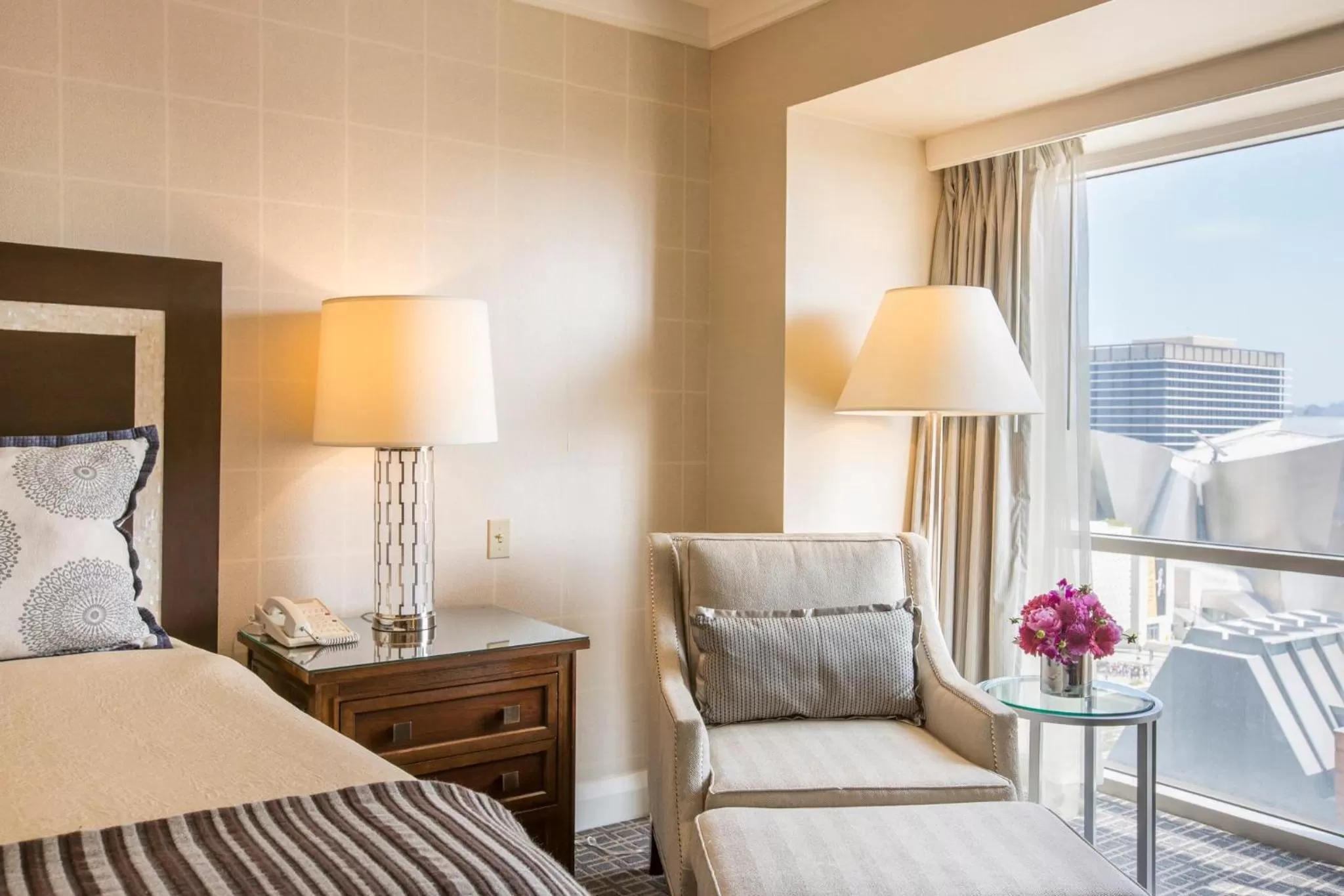 Photo of the whole room, Bed in Omni Los Angeles Hotel