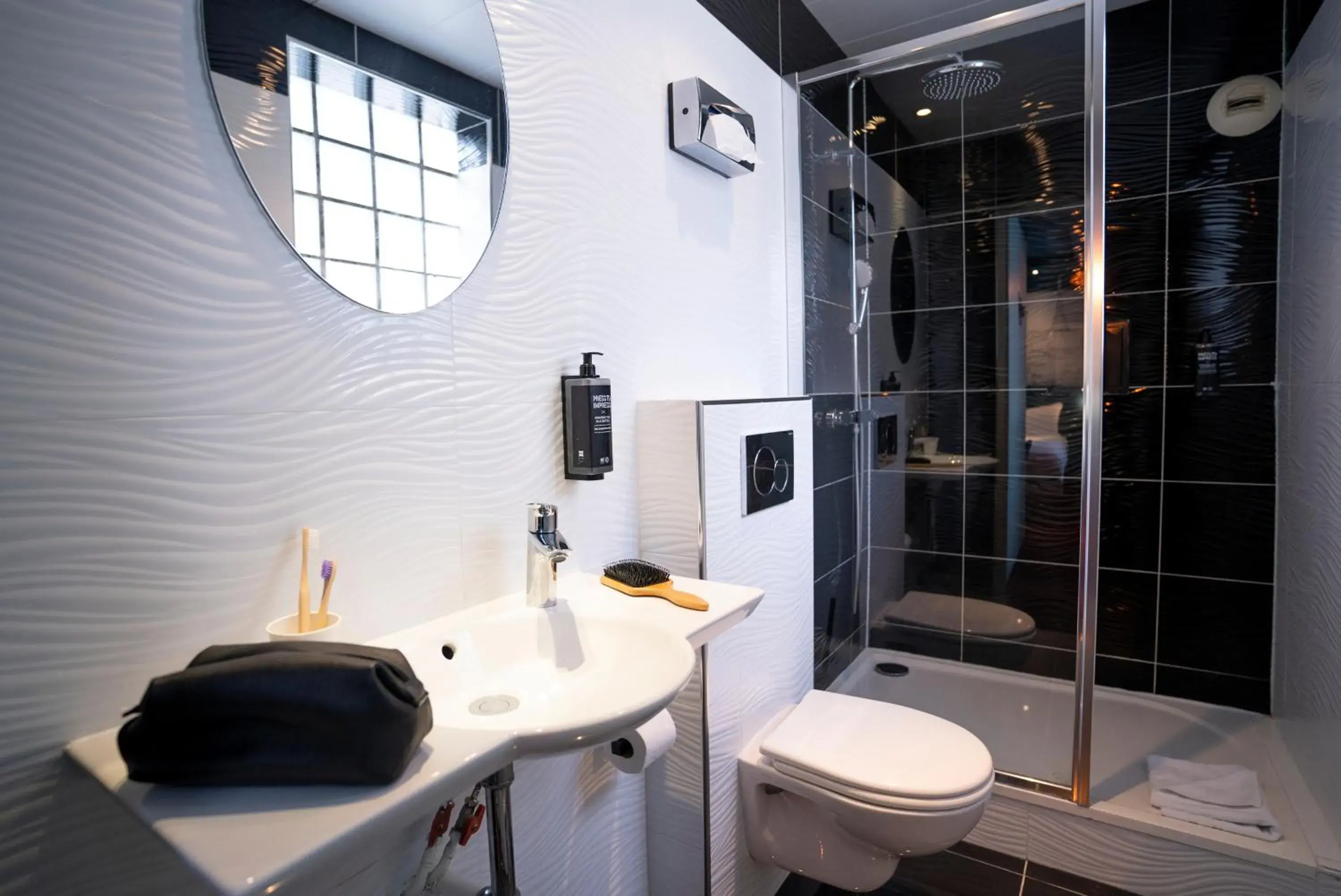 Bathroom in Ibis Styles Paris Batignolles